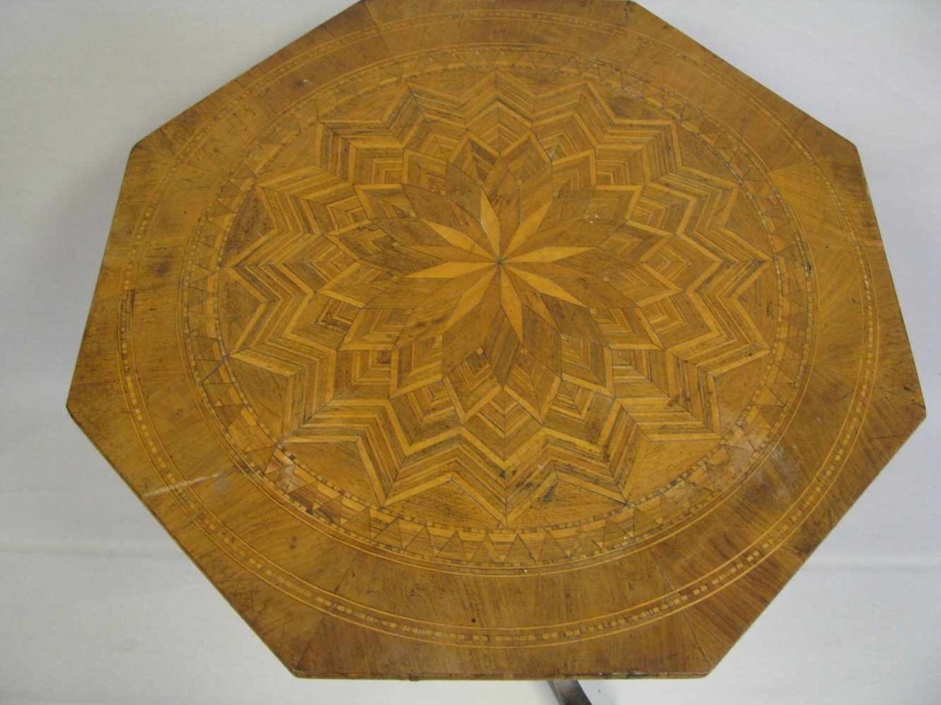 Beistelltisch, 19. Jahrhundert, reiche Edelholzintarsien, 8-eckige Platte, rest.bed., h 73,5 cm, d - Image 2 of 2