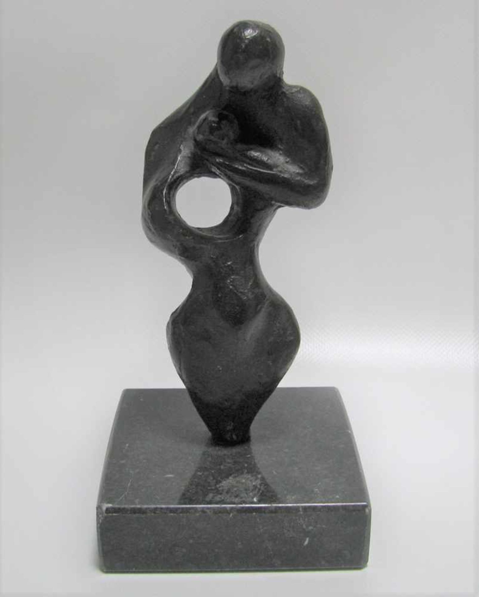 Monogrammist, FR92, "Mutter mit Kind", Bronze, Marmorsockel, dat. (19)92, 16,5 x 8 cm.