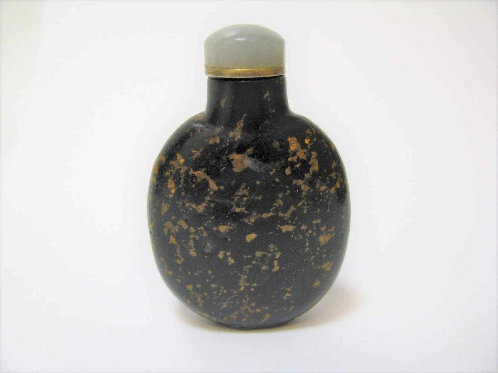 Antikes Snuffbottle, China, Glas mit Goldeinschmelzungen, Jadeknauf, 6,5 x 4,4 x 1,5 cm