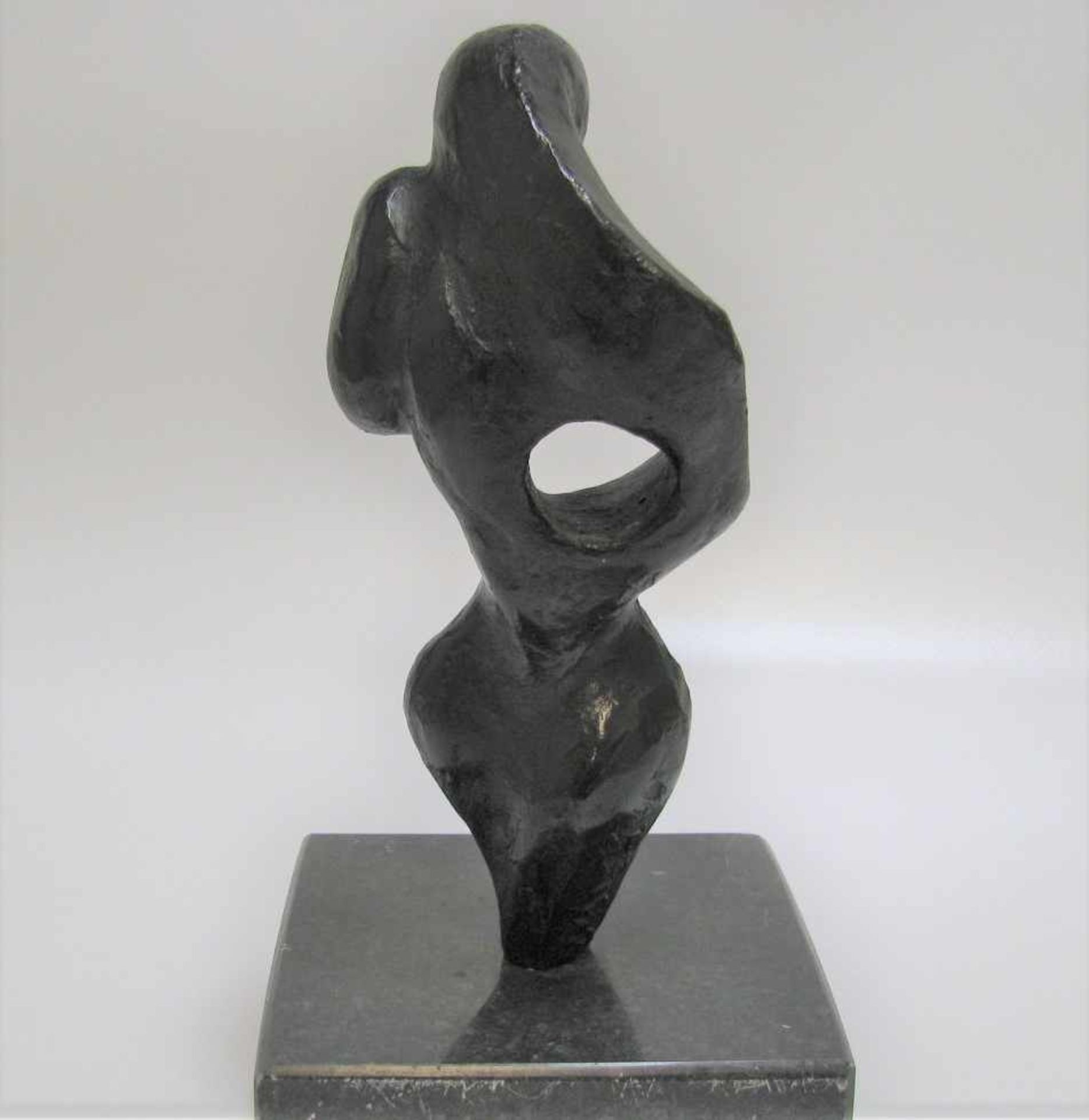 Monogrammist, FR92, "Mutter mit Kind", Bronze, Marmorsockel, dat. (19)92, 16,5 x 8 cm. - Bild 3 aus 3