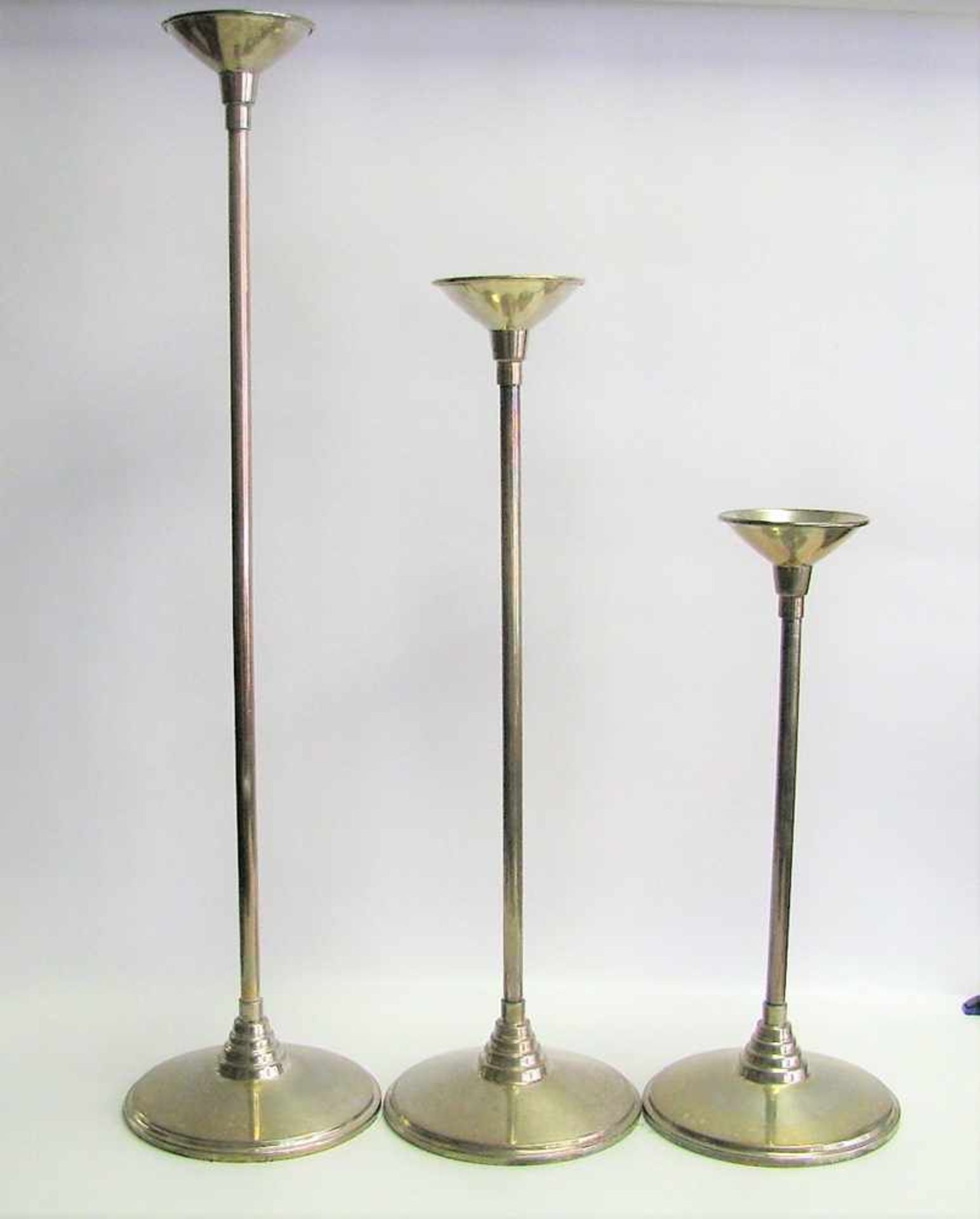 3 diverse Kerzenständer, versilbert, h 39/53/68,5 cm, d 17 cm.