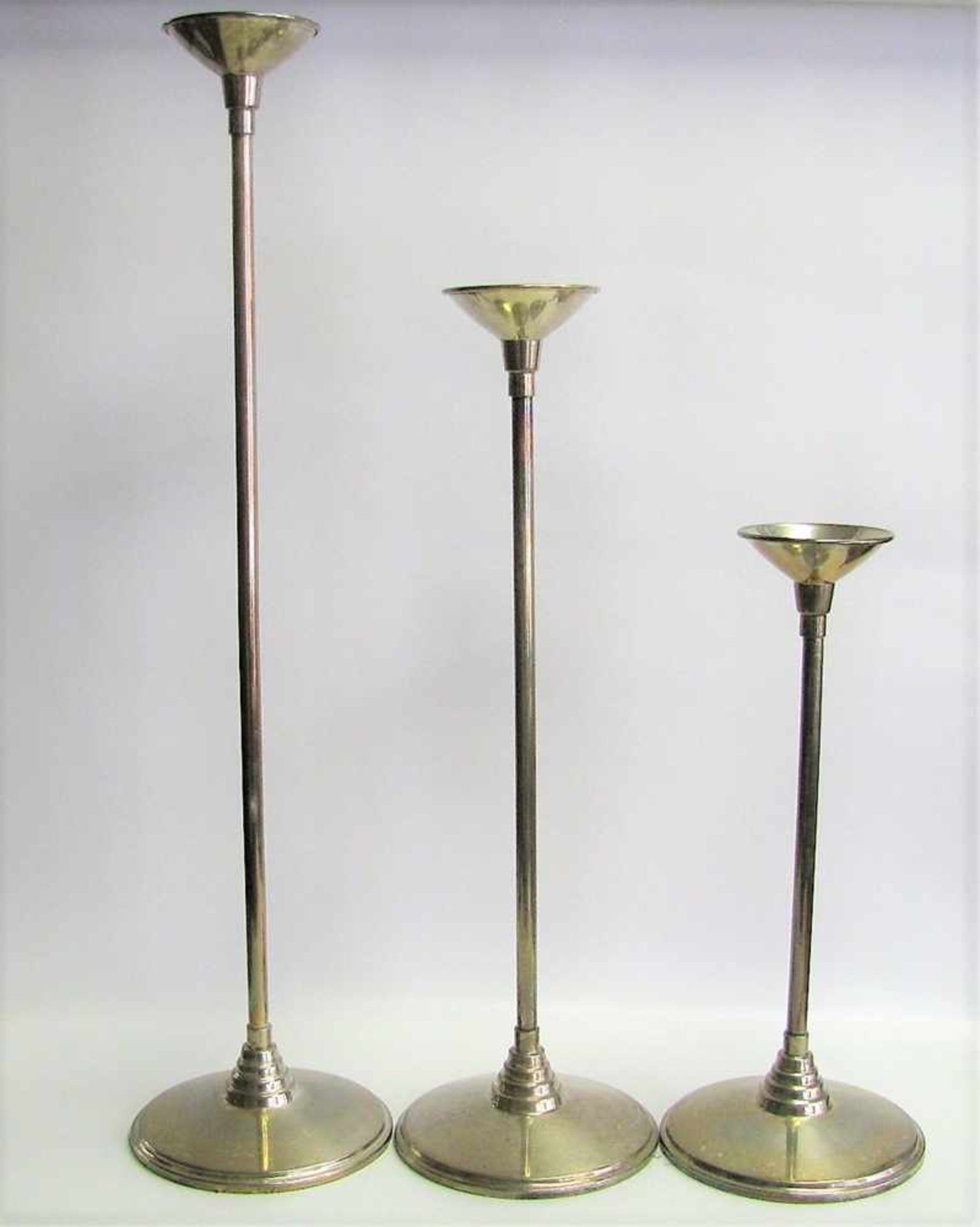 3 diverse Kerzenständer, versilbert, h 39/53/68,5 cm, d 17 cm.