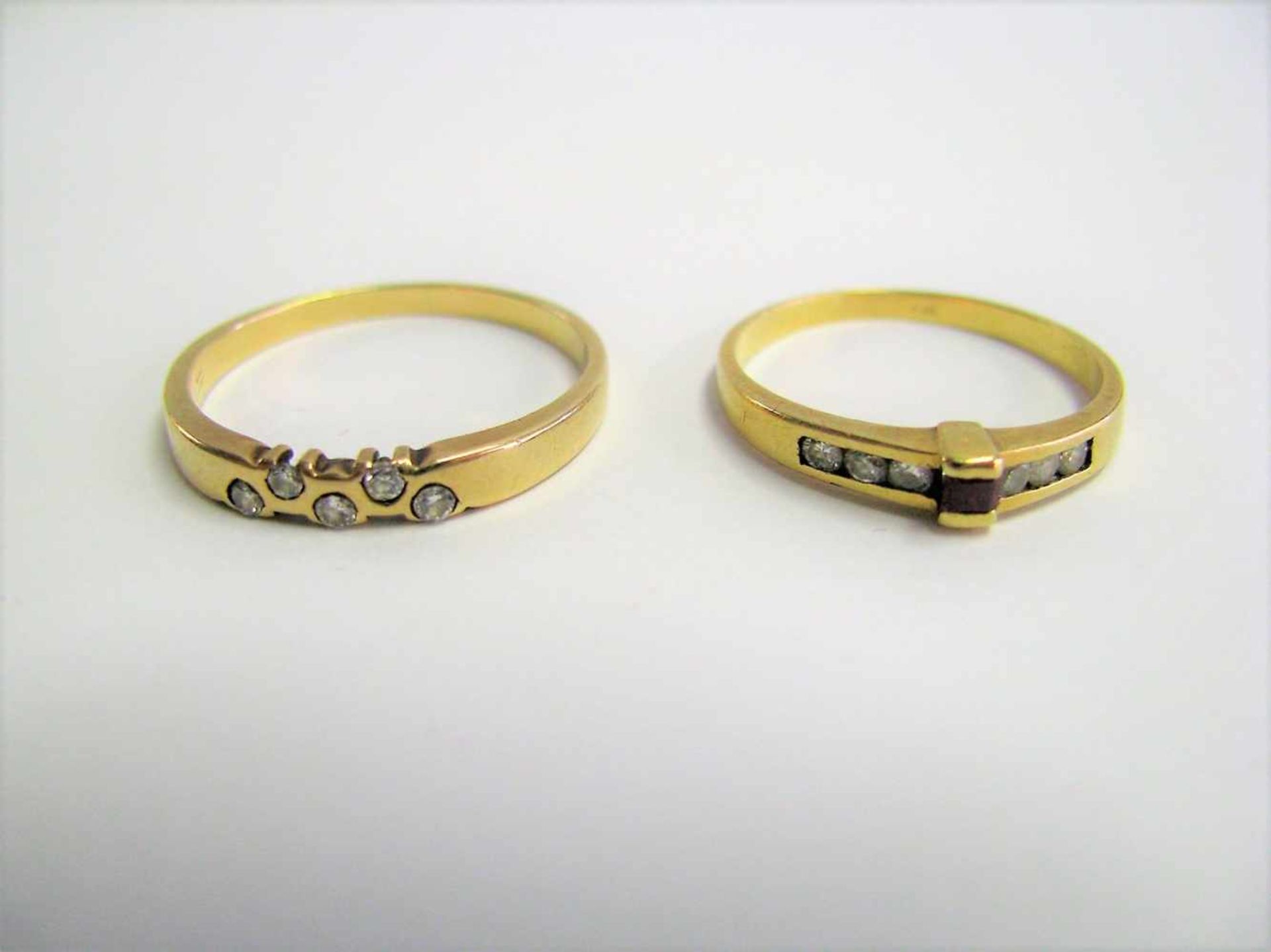 2 diverse Ringe mit Diamantbesatz, 1x geschliffener Rubin, 585/750er Gelbgold, gepunzt, 1 x