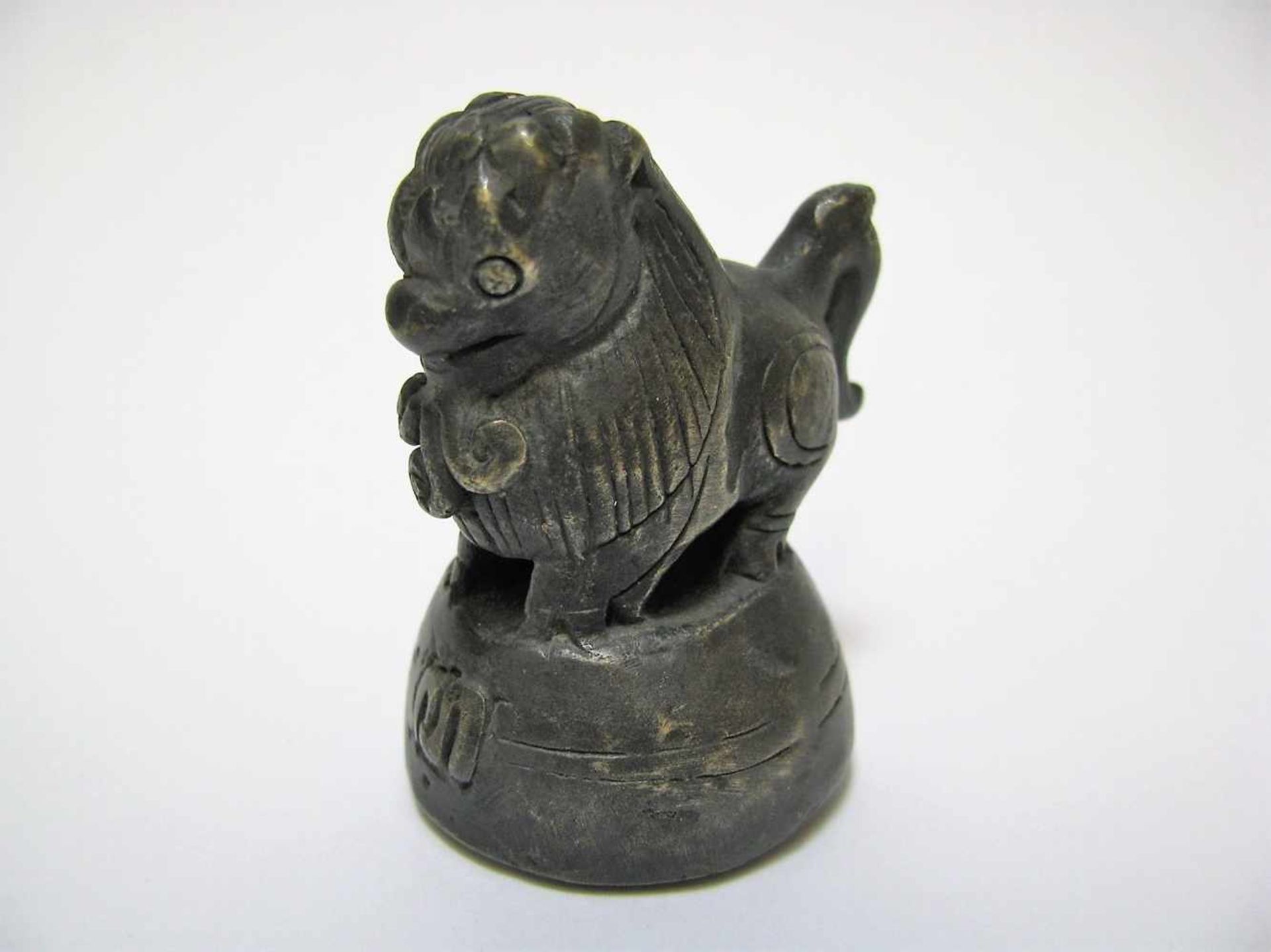 Opiumgewicht in Form eines Löwen, Myanmar, Bronze, h 5 cm, d 4 cm.