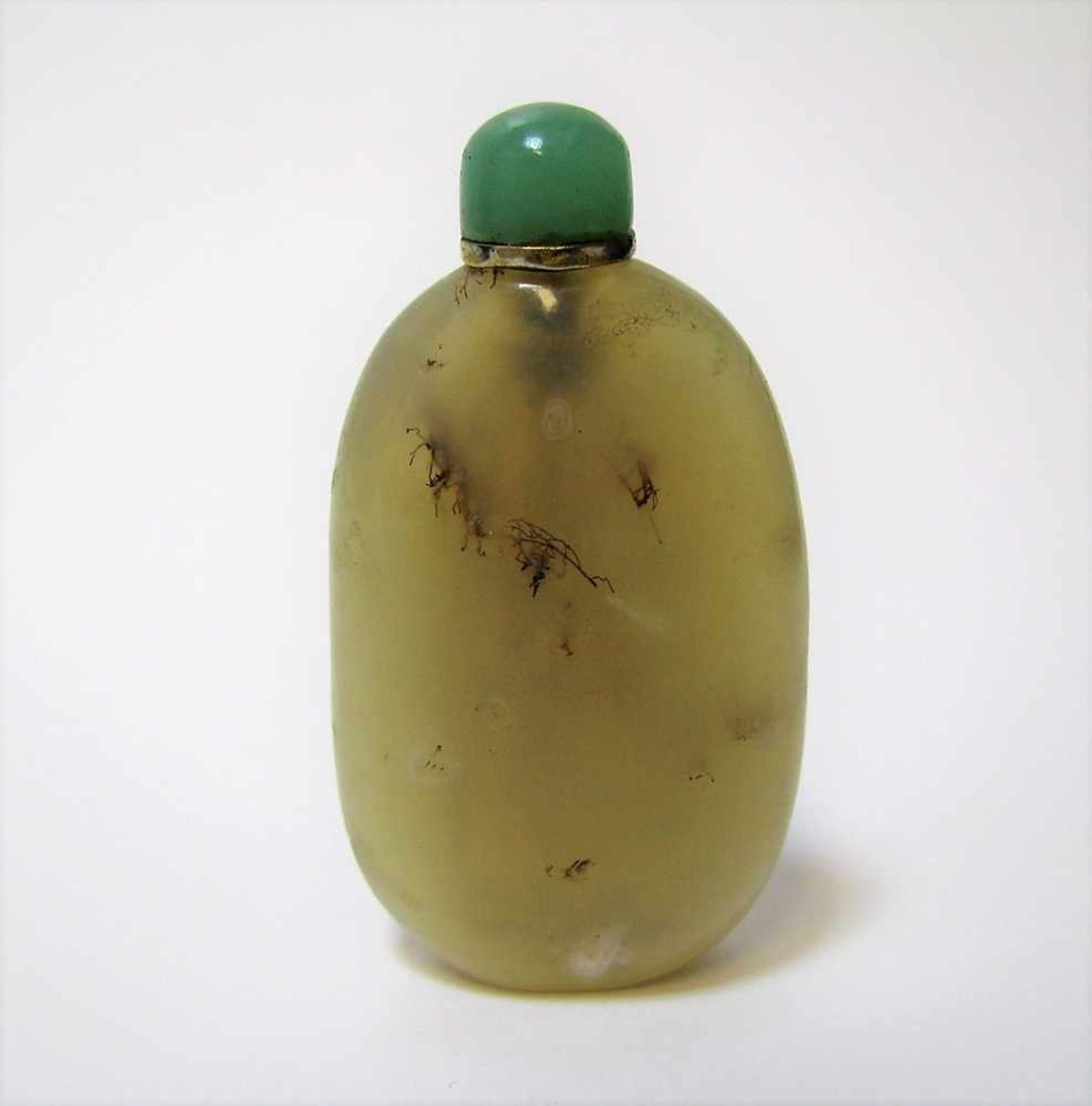 Antikes Snuffbottle, China, weiß-gräuliche Jade, Knauf grüner Jade, 6,2 x 3,4 x 1,7 cm.