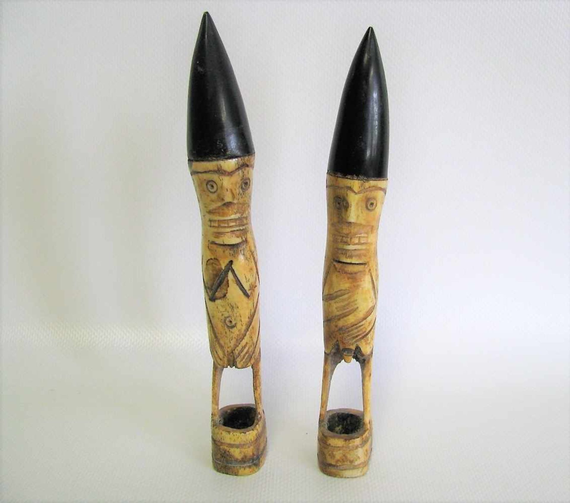 2 Fruchtbarkeitsfiguren, Indonesien, Bein beschnitzt, Horn-Hütchen, h 17 cm, d 2,5 cm.