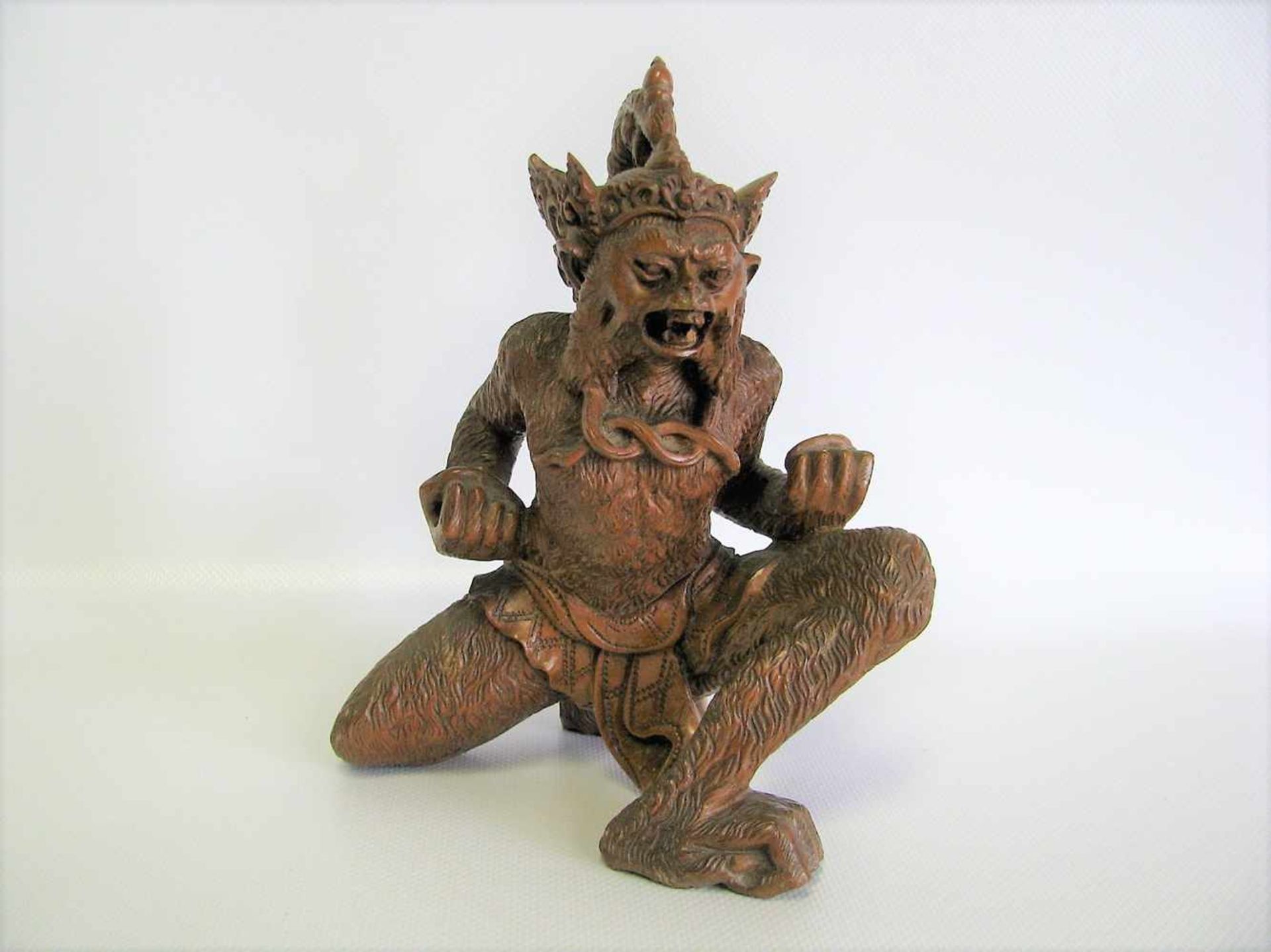 Dämonenfigur in Form eines Affen, Indonesien, wohl Bali, Holz fein beschnitzt, 18 x 15 x 13,5 cm.