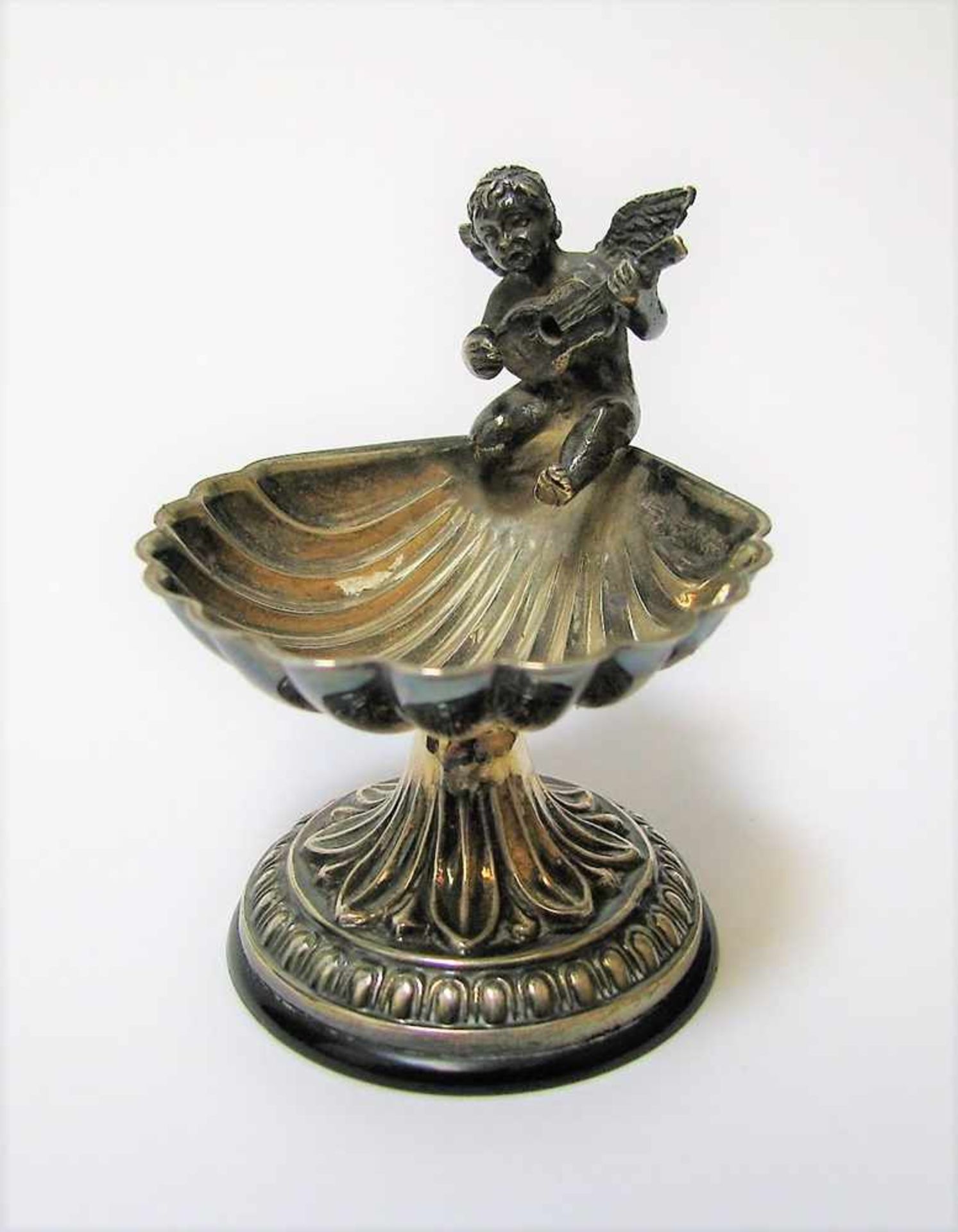 Salière mit musizierendem Putto auf Muschelschale, 835er Silber, gepunzt, h 5,5 cm, d 5 cm.