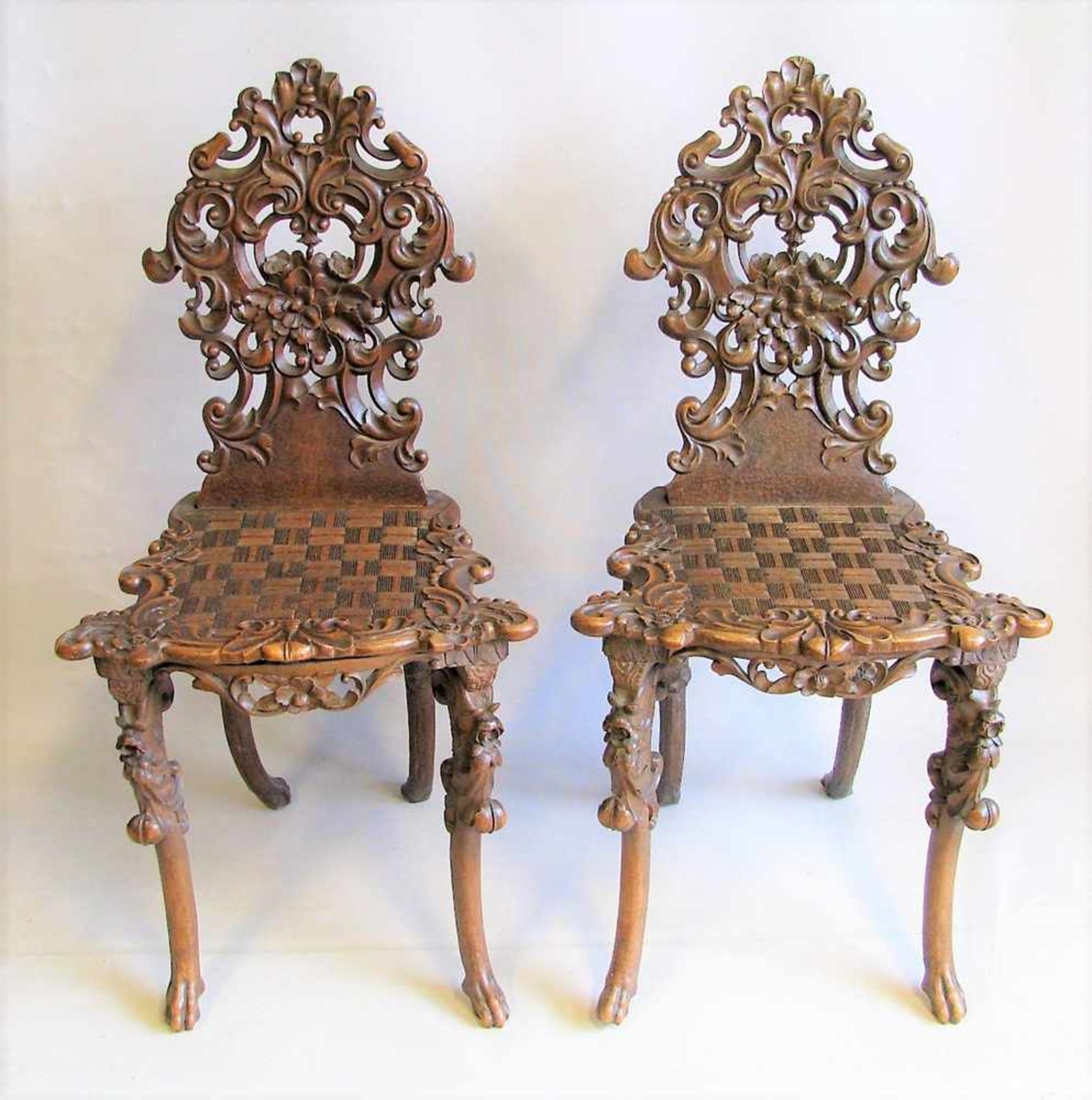 Tisch und 2 Stühle, Süddeutsch, 19. Jahrhundert, Nussbaum reich beschnitzt, Tisch h 60 cm, d 68 - Image 3 of 4