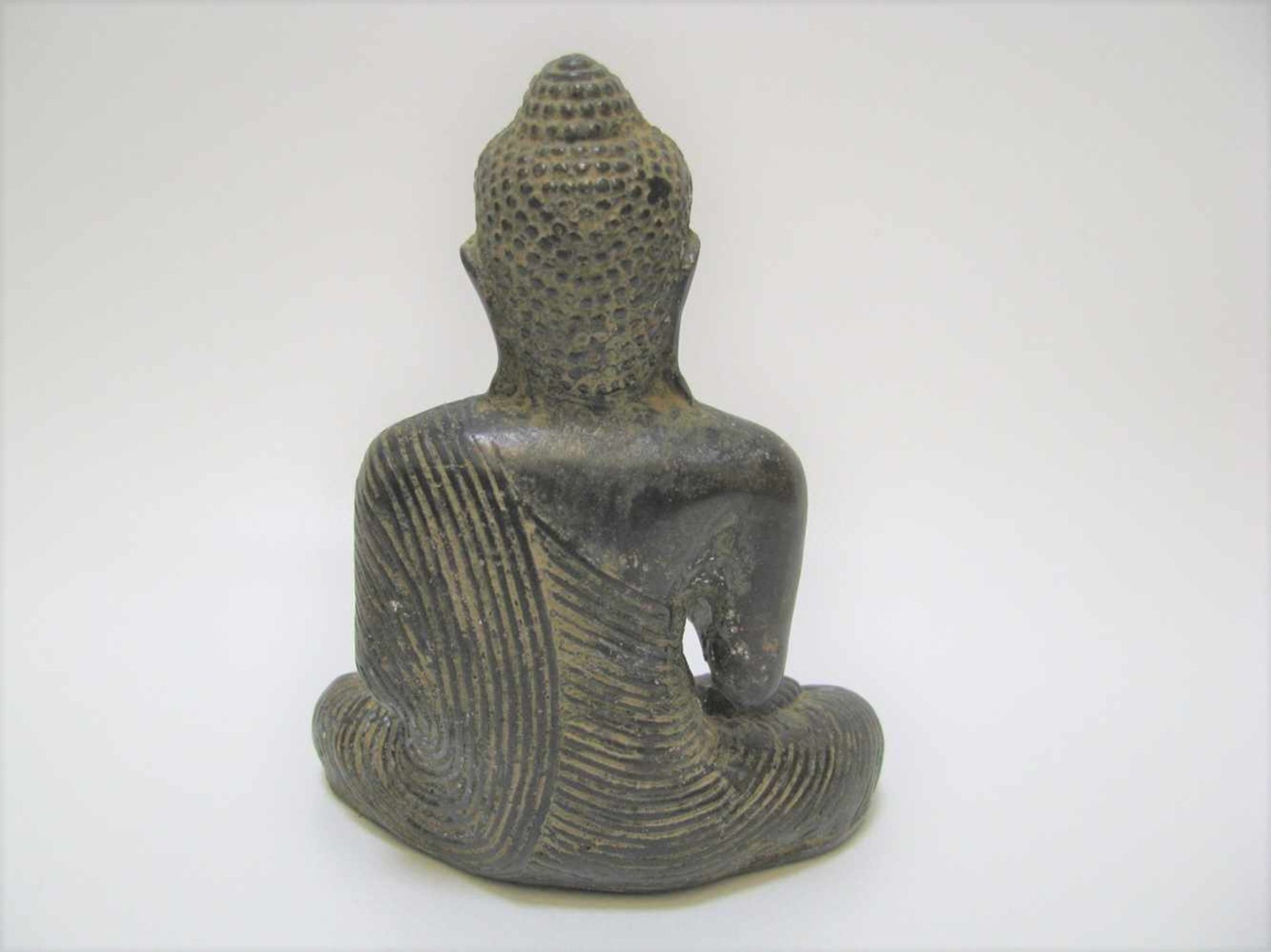 Sitzender Buddha, Thailand, Bronze, 12,5 x 9,5 x 6 cm. - Image 2 of 2