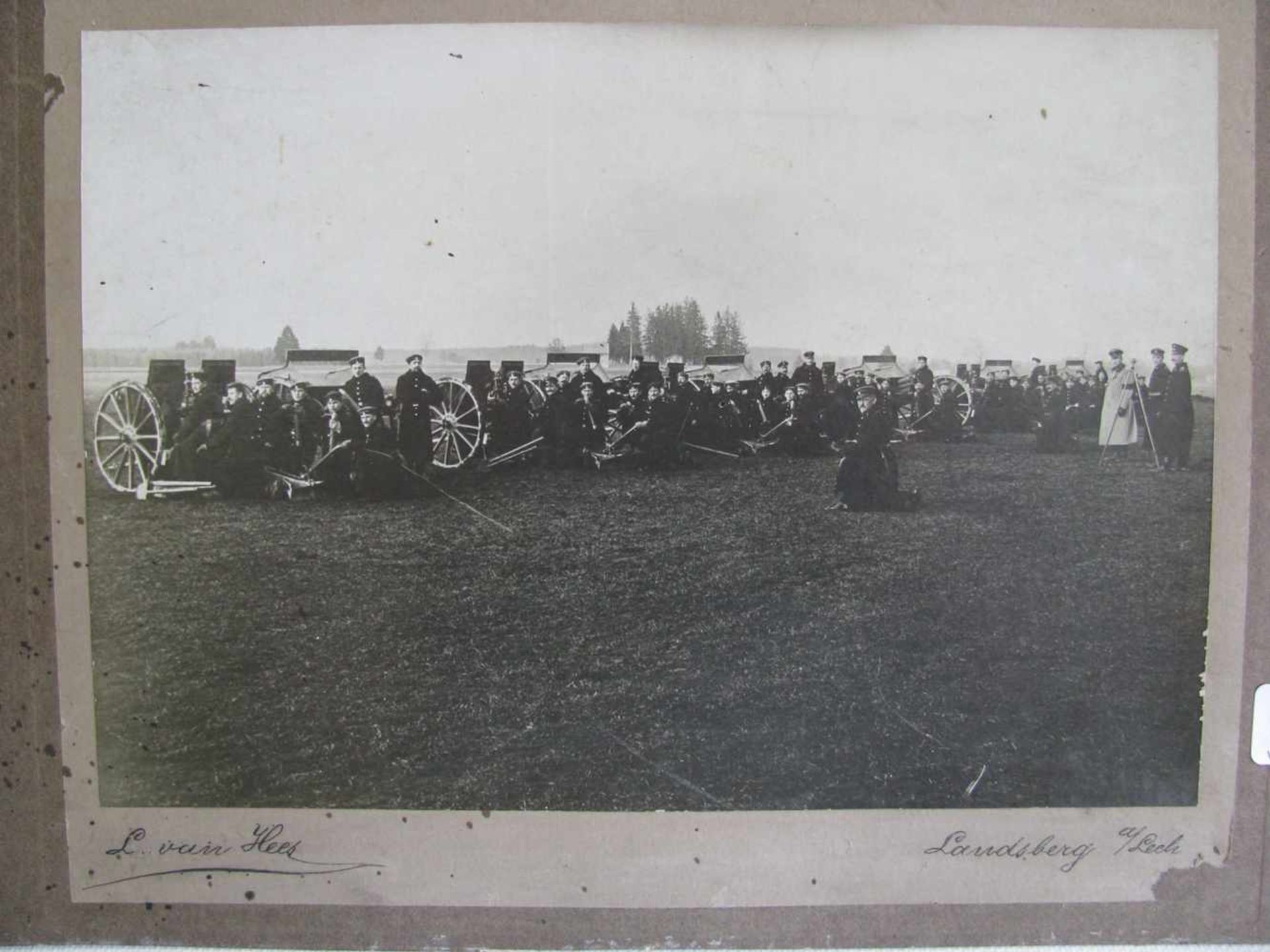 Hees, L. van, Alte Fotografie "Soldaten und Geschütze", bez. "Landsberg am Lech", 19,5 x 28 cm, o.