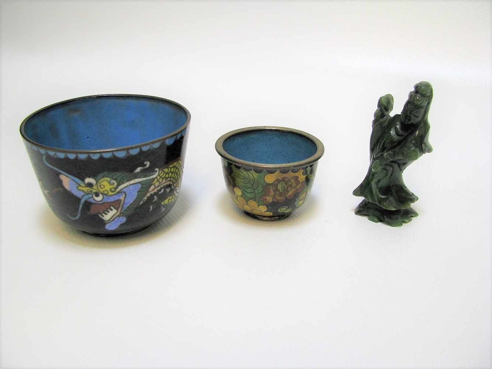 3 teiliges Konvolut, bestehend aus 2 kleinen Cloisonné-Schalen und Guanyin aus grünlicher Jade,