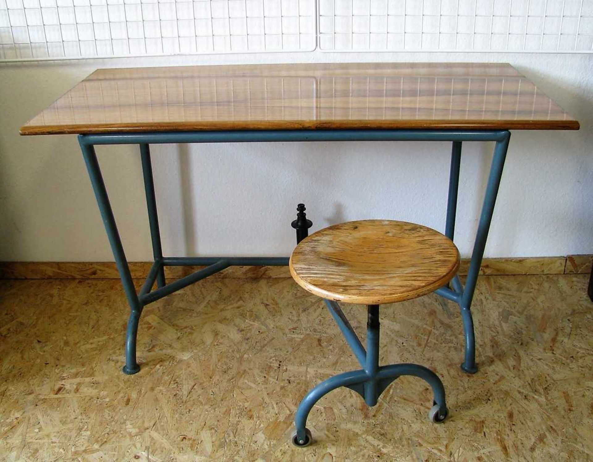 Designer-Schreibtisch (Werkstatttisch), Industrialdesign, polychrom gelackter Eisenfuß, Hocker