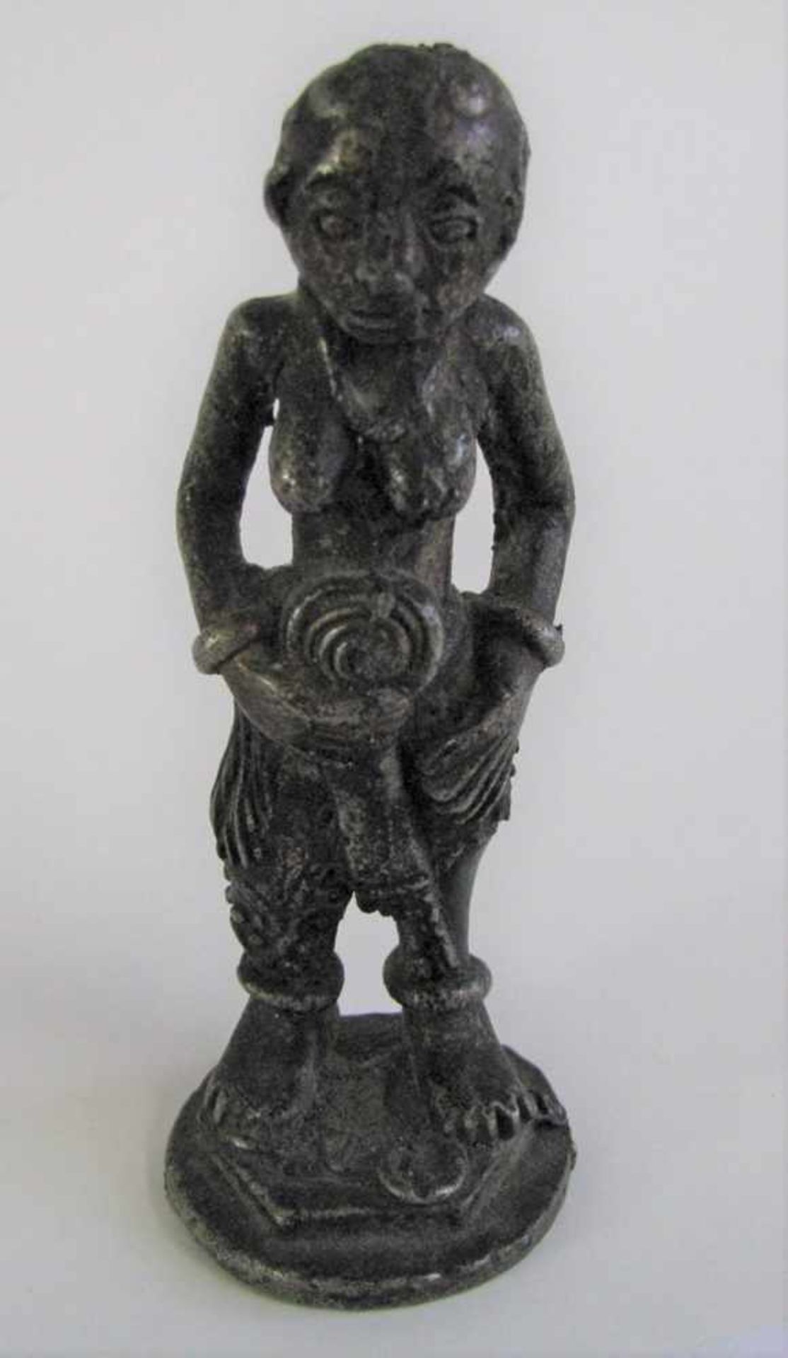 Stehende, weibliche Figur, wohl Indien, Bronze, h 8 cm, d 3 cm.