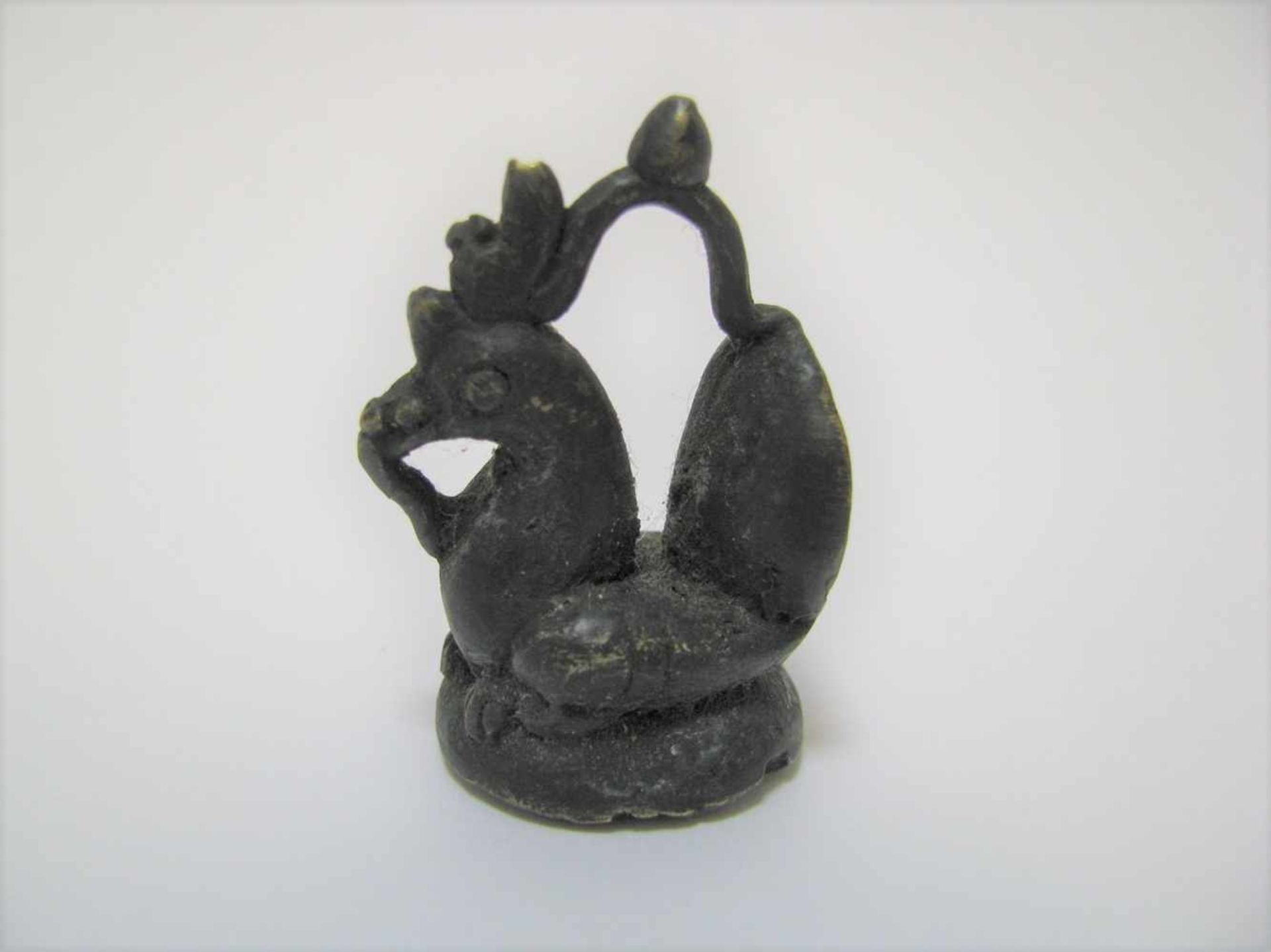 Opiumgewicht in Form eines Hahns, Myanmar, Bronze, h 3,5 cm, d 3 cm.