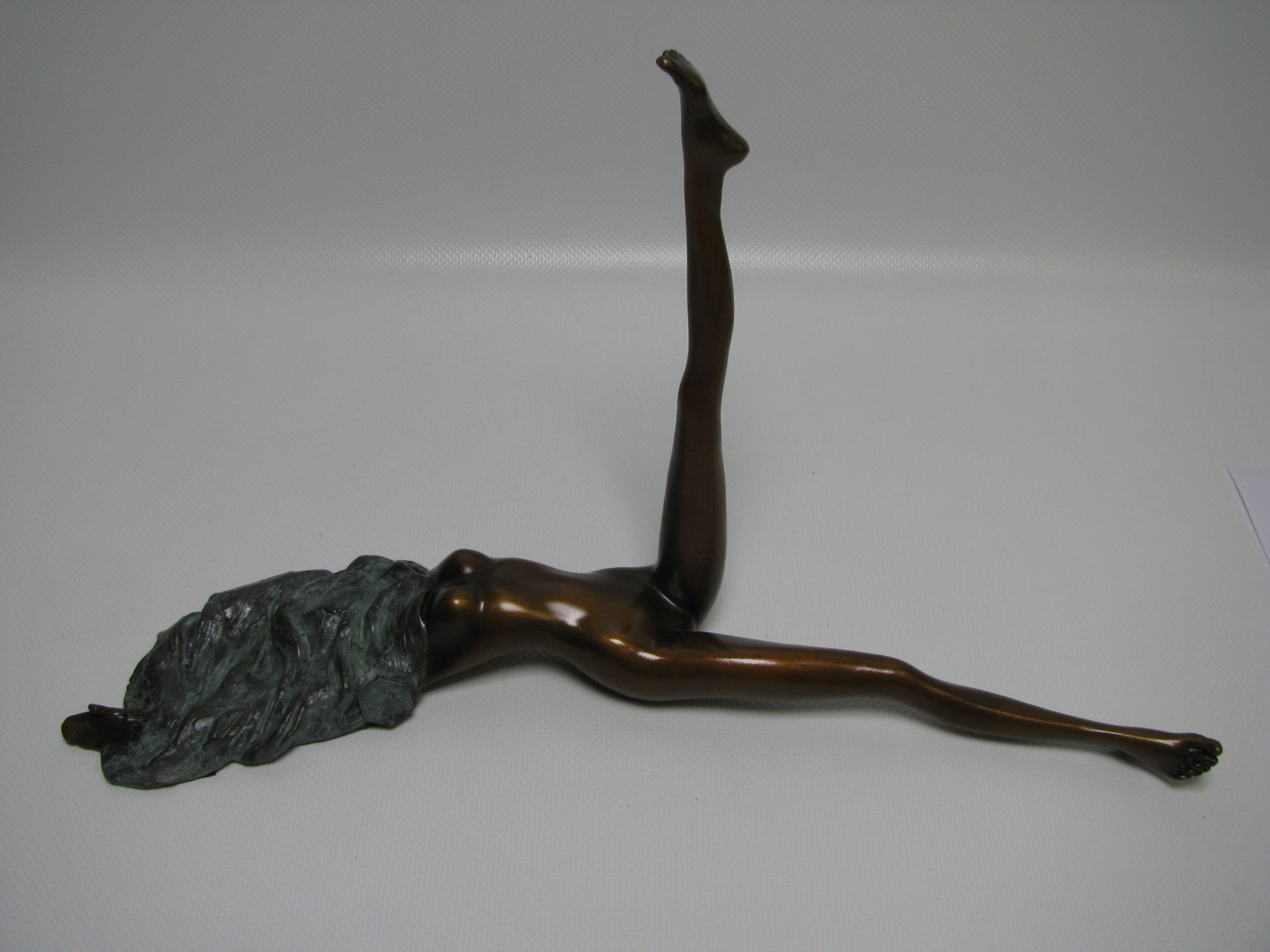 Nach Bruno Bruni, Liegende, erotische Figur, Bronze patiniert, Gießerstempel "JB Paris", 31 x 17,5 x