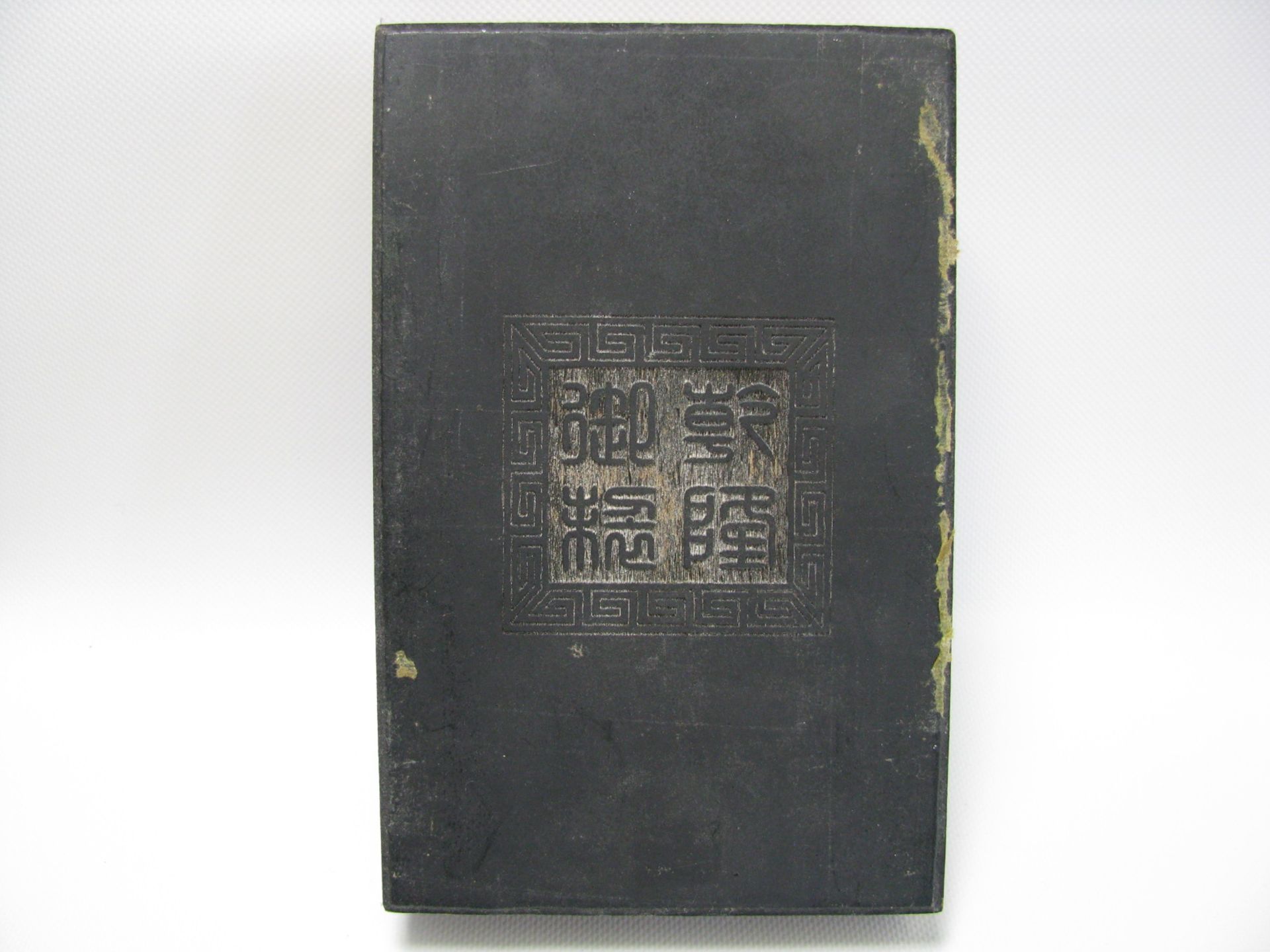 Buch mit 8 beschnitzten, dunklen Jade-Platten, China, Goldbemalung, 23 x 15 x 5 cm.