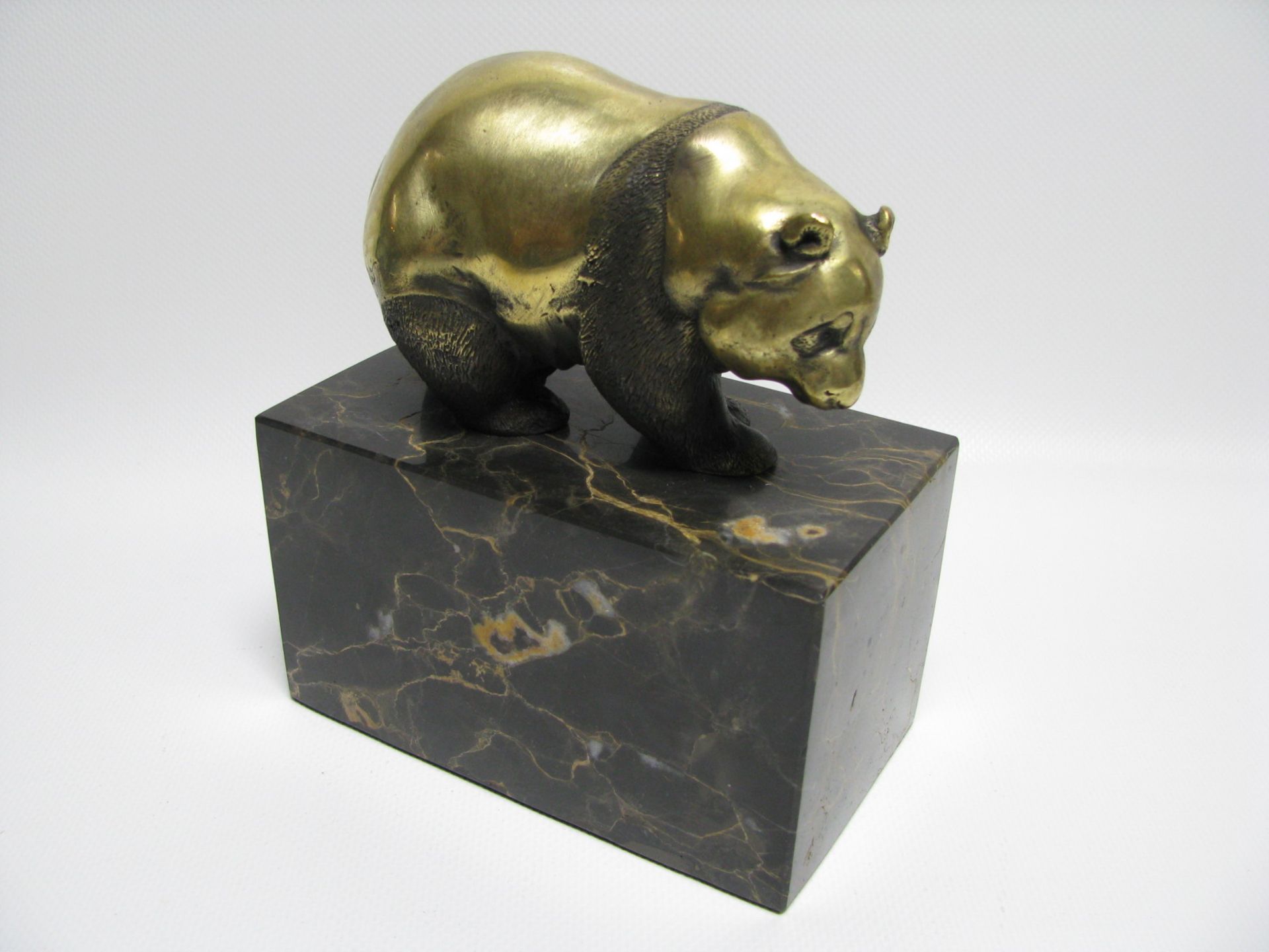 Schreitender Pandabär, Bronze, nach Milo, Marmorsockel, gem., 15 x 13 x 7,5 cm.