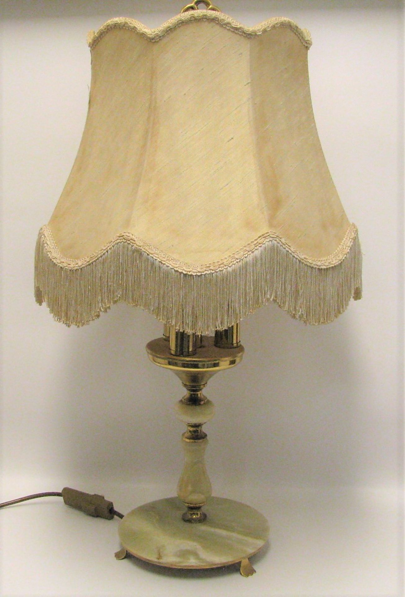 Tischlampe, Onyx und Messing, 1. Hälfte 20. Jahrhundert, 3-flammig, h 67 cm, d 39 cm.