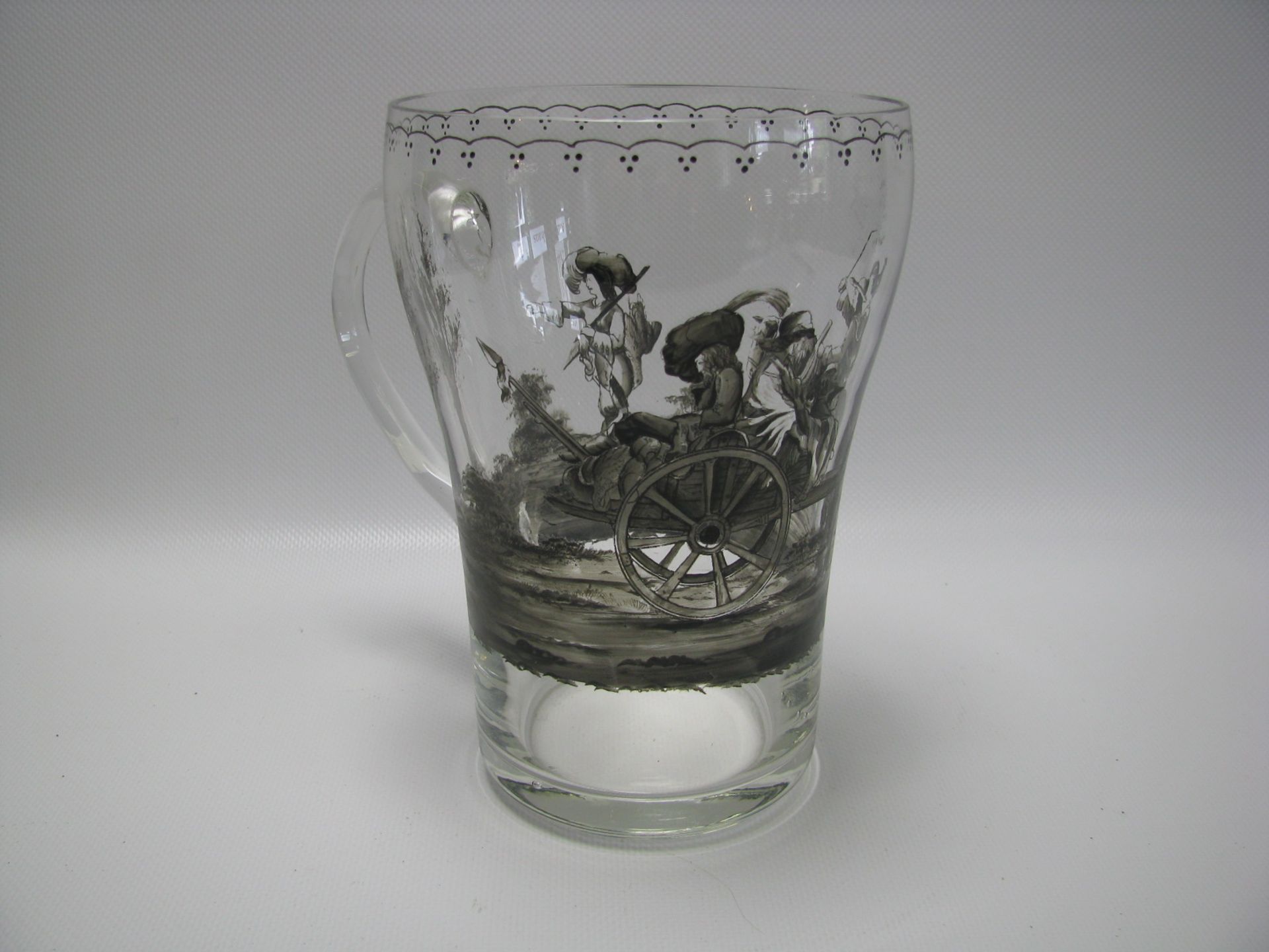 Henkelkrug, farbloses Glas mit mittelalterlicher Schwarzlotmalerei, h 17 cm, d 17,5 cm.