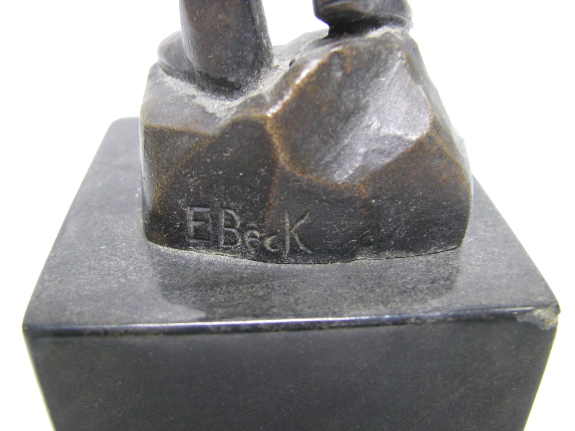 Beck, Else von, *1888 Düsseldorf, aktiv bis 1925, Stehender Steineträger, Bronze, sign.,Beck, Else - Bild 3 aus 3