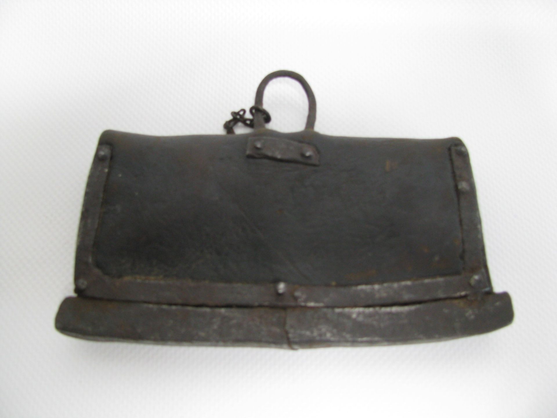 Antike/r Feuersteintasche/Feuerschläger, Südasien, Eisen und Leder, 10 x 13 cm. - Bild 2 aus 2