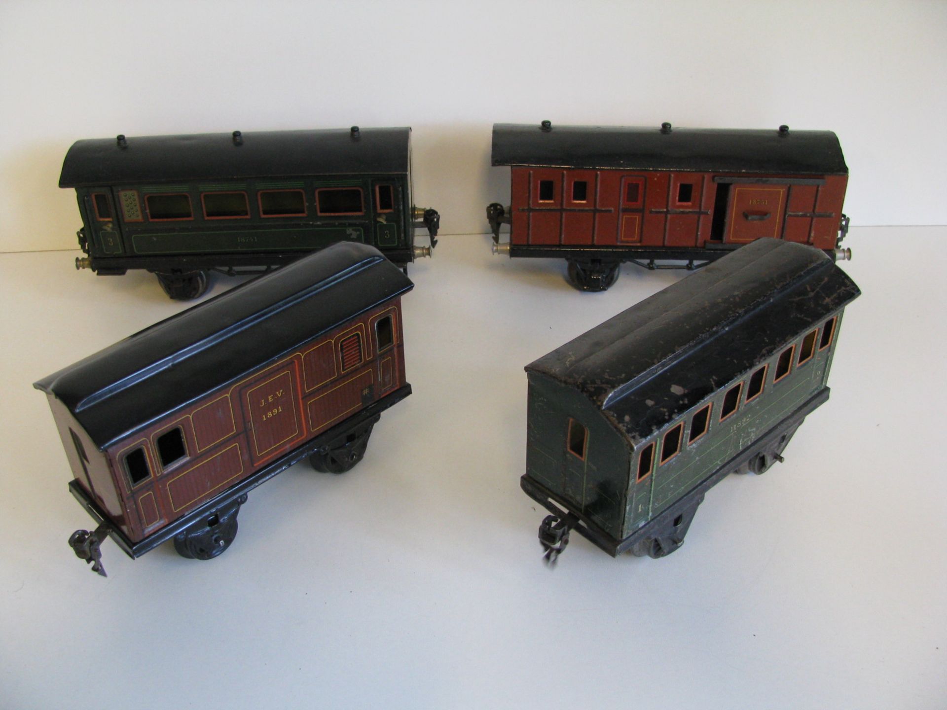 7 Waggons und Personenwagen, Märklin, 1930er Jahre, Spur 1, Blech, Restaurierungen, Wagen h 12 cm, b