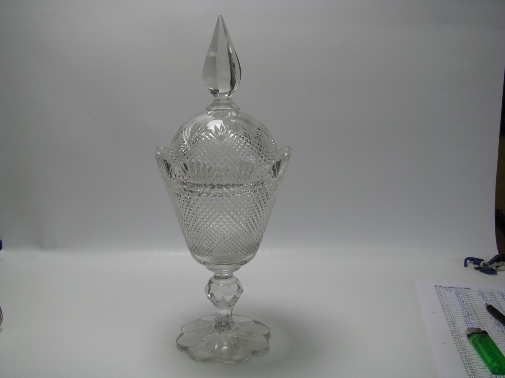 Bonbonnière mit Deckel, England, wohl Waterford, farbloses Bleikristall mit Steinel-Schliff, 2