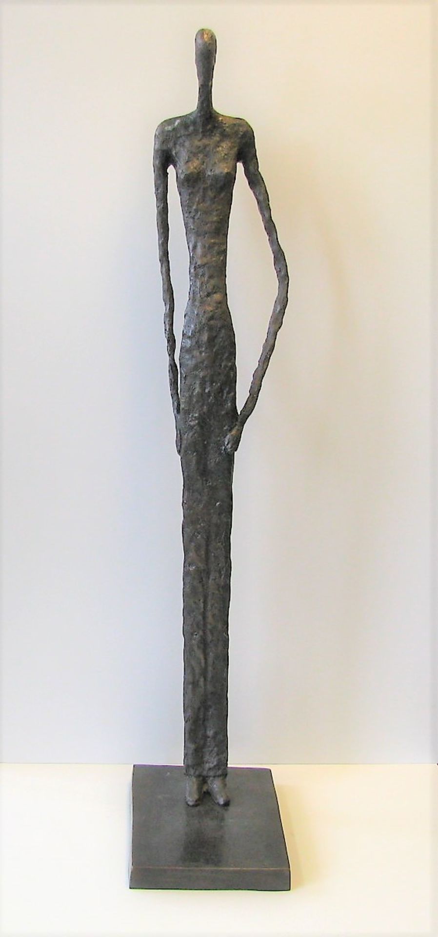 Stehende, Bronze, unsign., 95 x 19 x 28 cm.