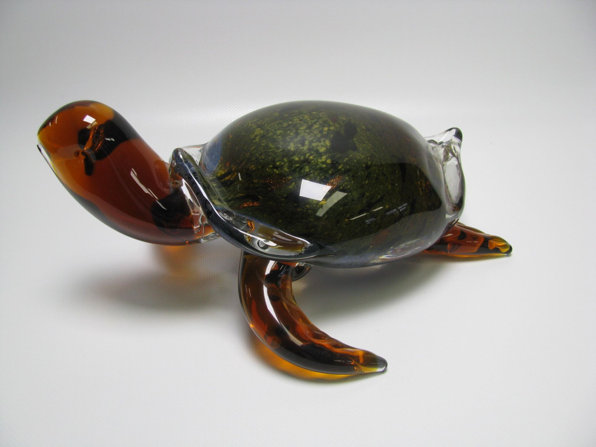 Kunstglas-Skulptur, Schildkröte, vielfarbig eingeschmolzenes Glas mit Goldflimmer, 13 x 27 x 20 cm.
