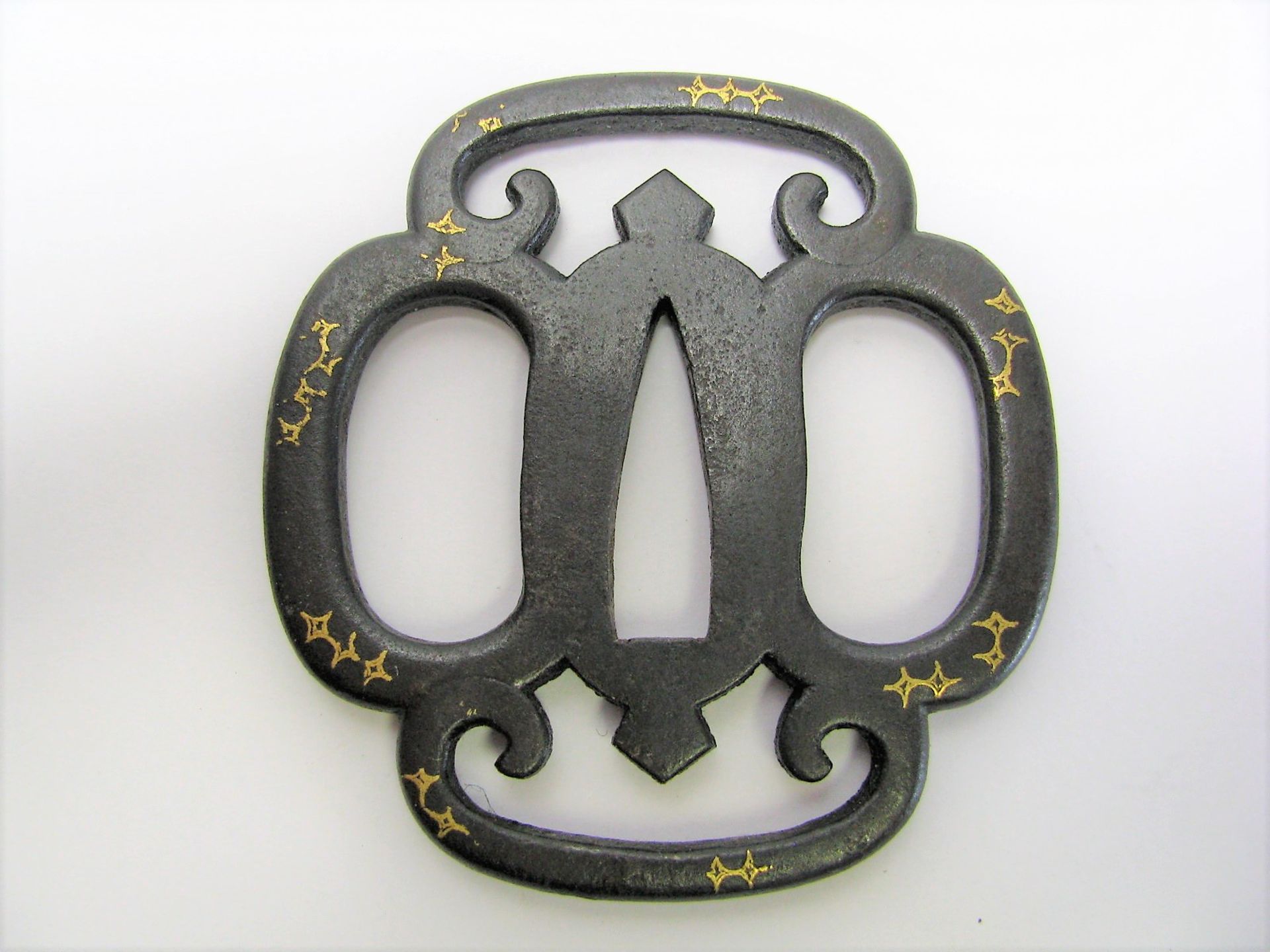 Antike Tsuba, Japan, Mokka-Gata, Eisen mit Goldeinlegearbeiten, 7,2 x 7 cm.