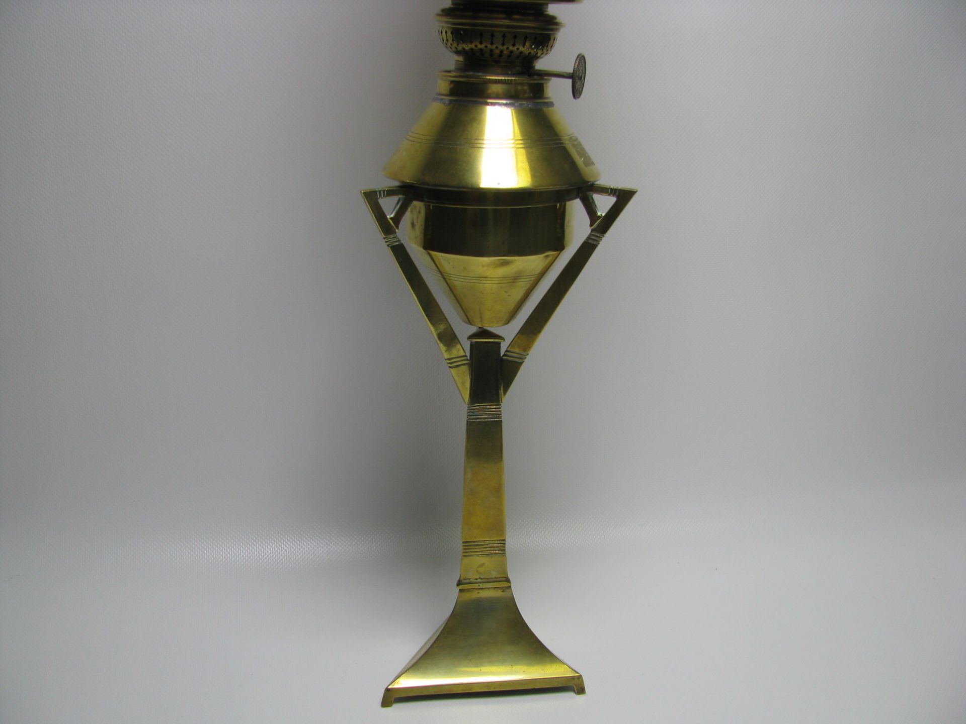 Petroleumlampe, Jugendstil, um 1900, Messing, geätzter Glasschirm, h 60 cm, d 12,5 cm. - Bild 2 aus 2