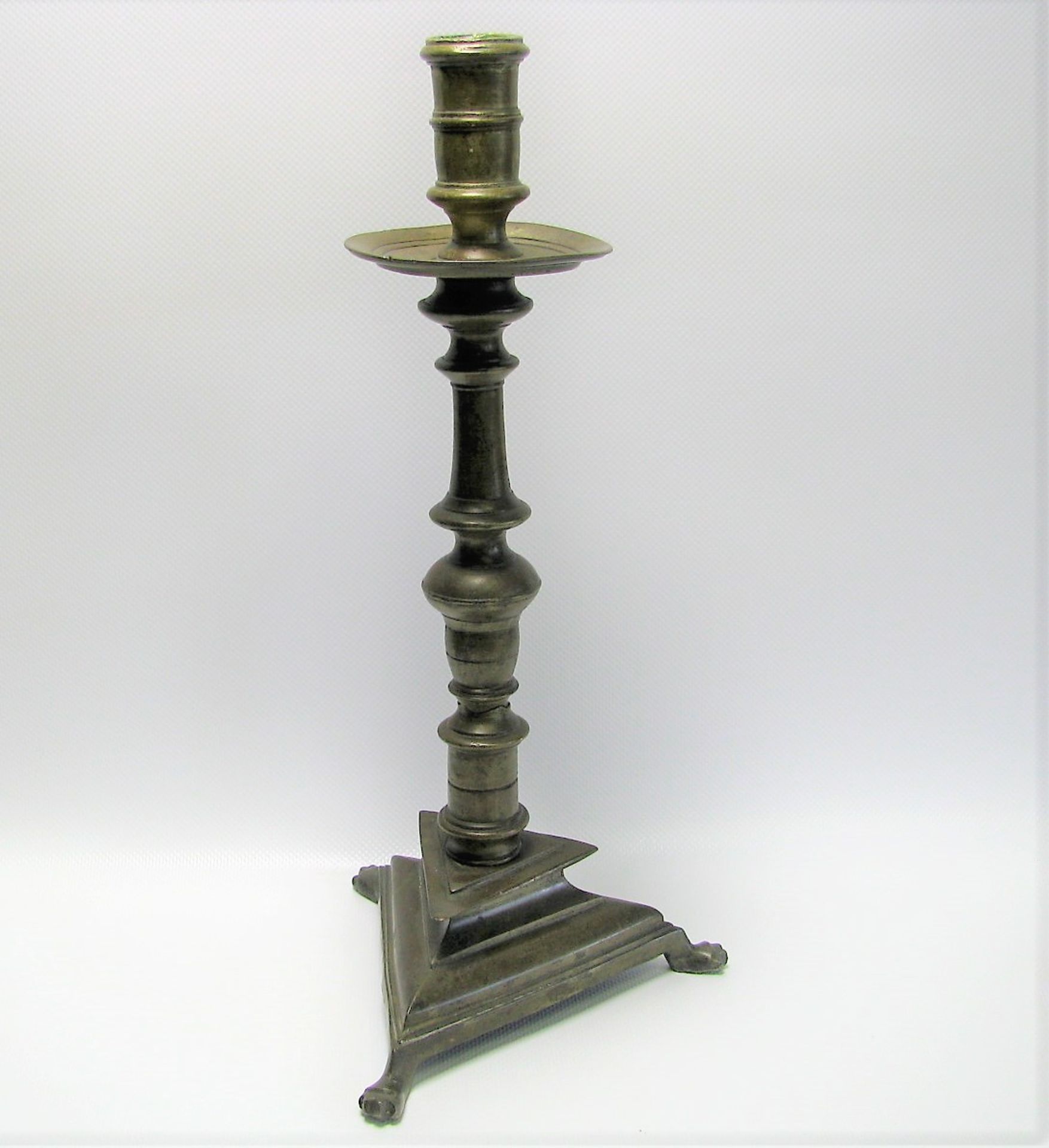 Antiker Kerzenleuchter, 17./18. Jahrhundert, Bronze, h 33 cm, d 16 cm.