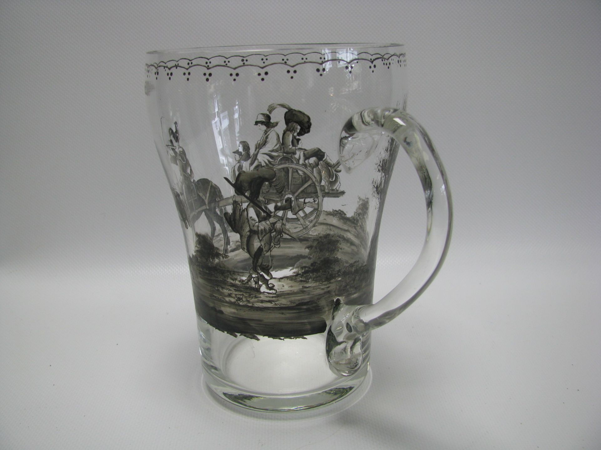 Henkelkrug, farbloses Glas mit mittelalterlicher Schwarzlotmalerei, h 17 cm, d 17,5 cm. - Bild 3 aus 3
