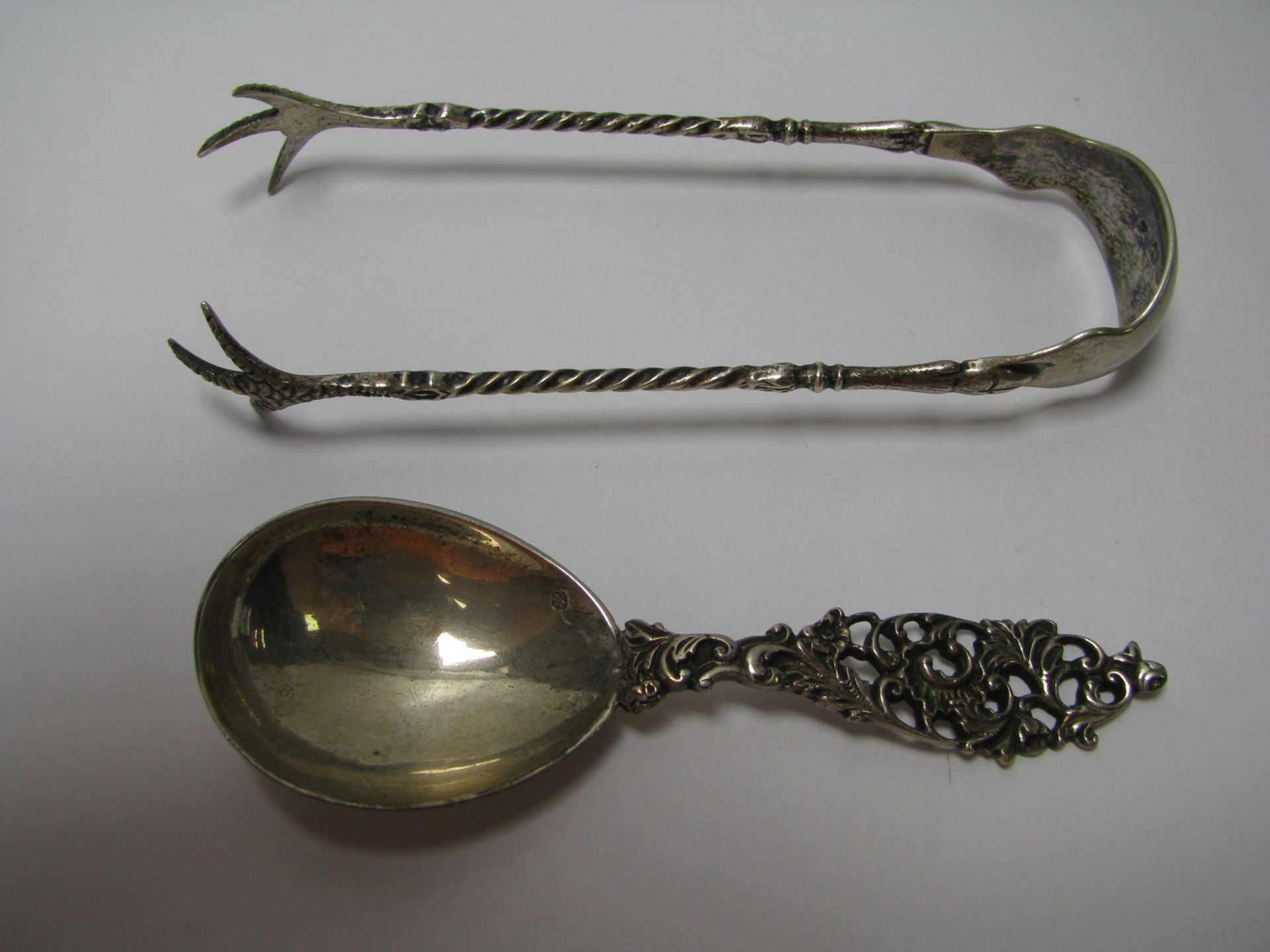 Teelöffel und Zuckerzange, 835er Silber, gepunzt, 33 g, l 11 cm.