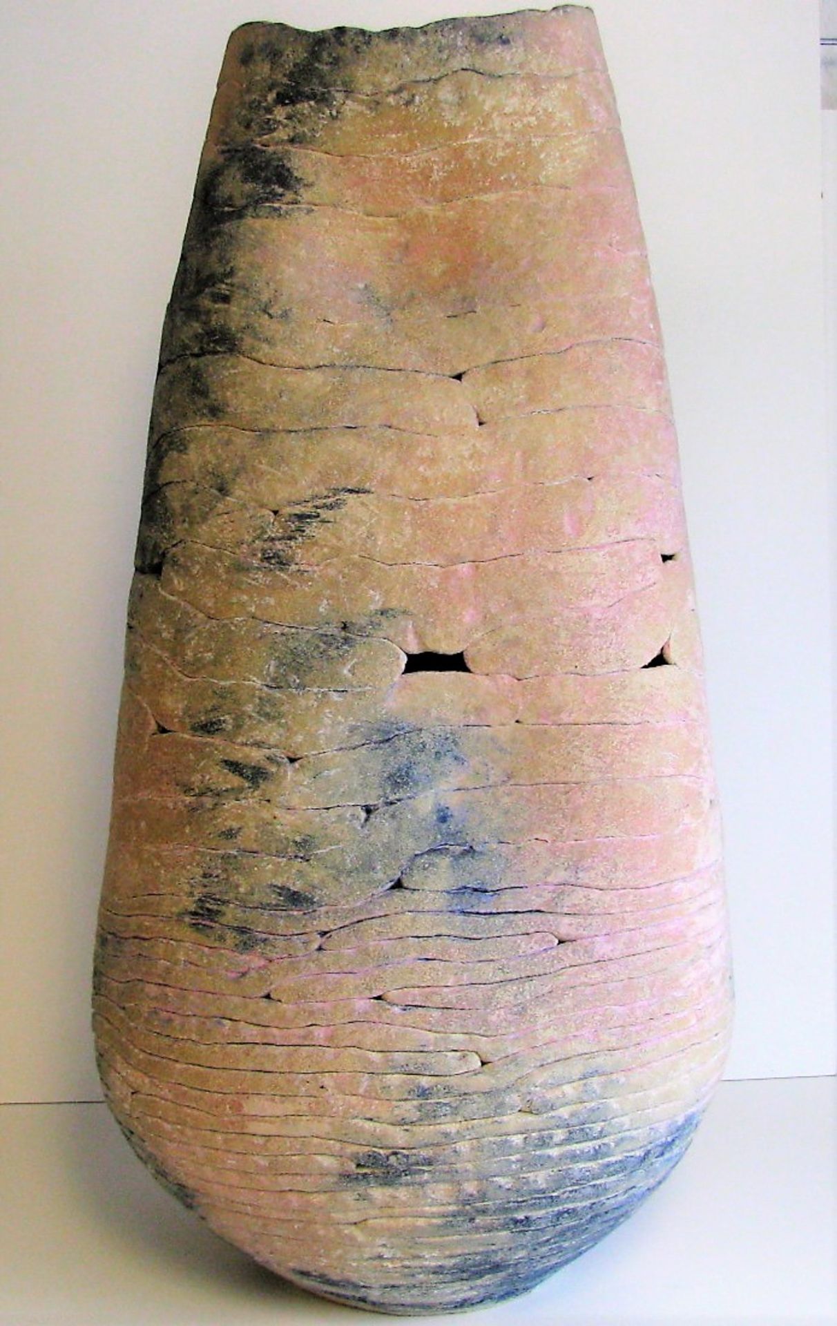 Große Designer-Vase, Ton mit polychromer Bemalung, h 79 cm, d 37 cm.