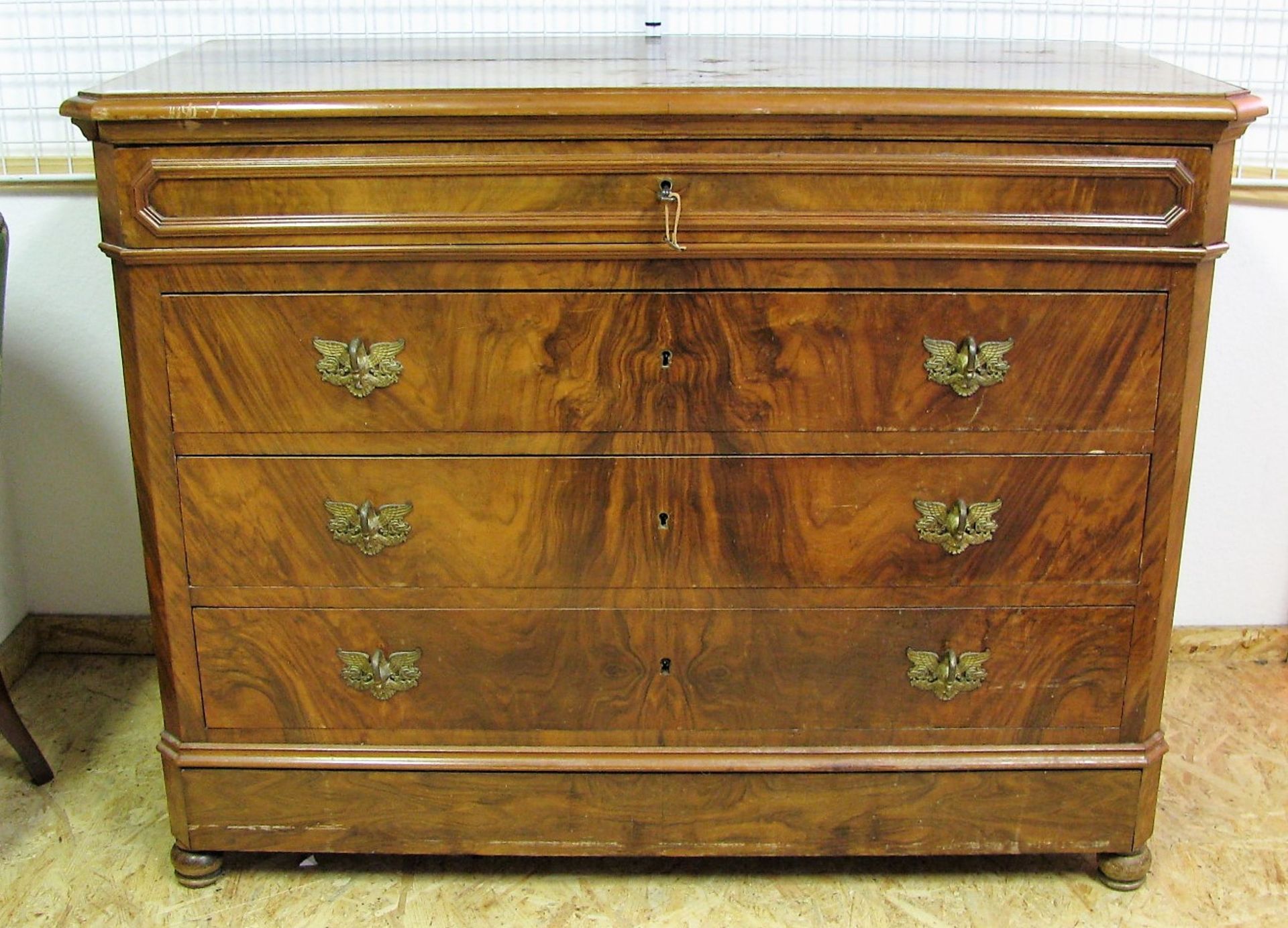 Kommode, Spätbiedermeier, 19. Jahrhundert, Nussbaum furniert, Bronzebeschläge, 5-schübig, rest.bed.,