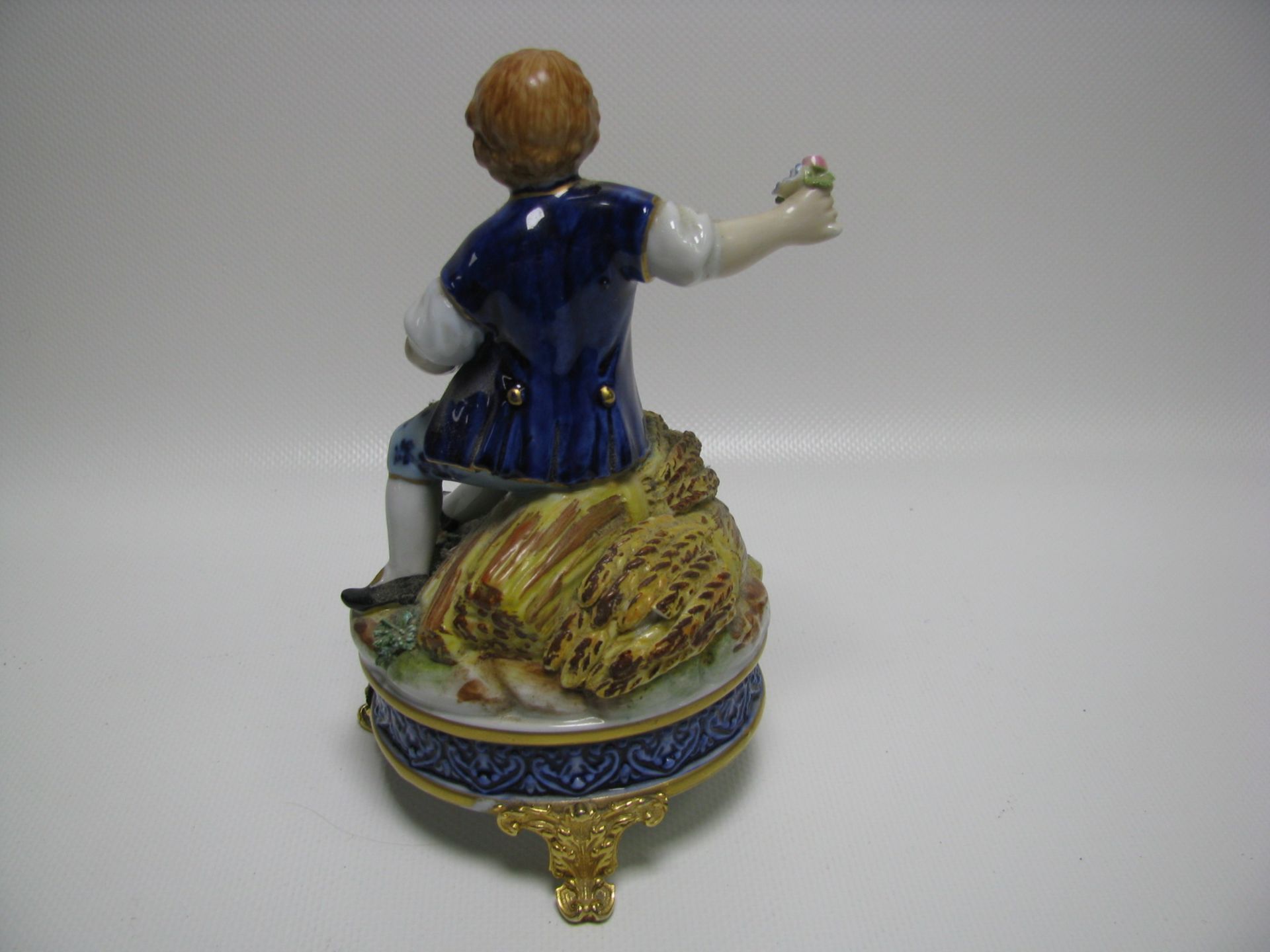 Porzellanfigur, Knabe mit Getreide und Blüten, Frankreich, Porzellan mit polychromer Bemalung, gem., - Bild 2 aus 3