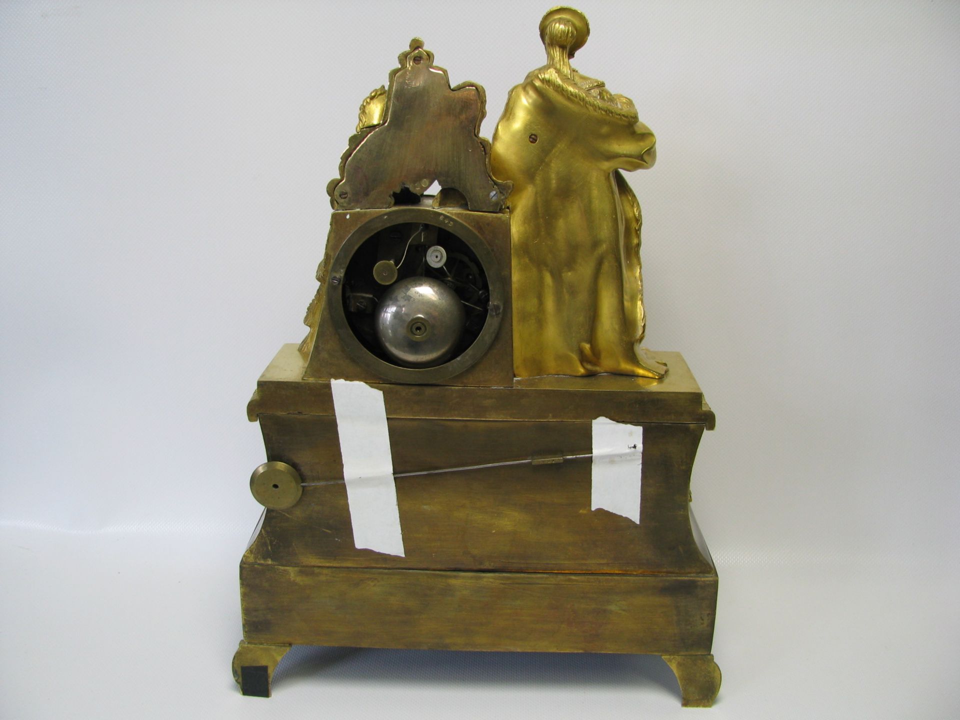 Pendule, Frankreich, um 1820/30, reich verziertes Bronzegehäuse mit Feuervergoldung, - Bild 2 aus 3