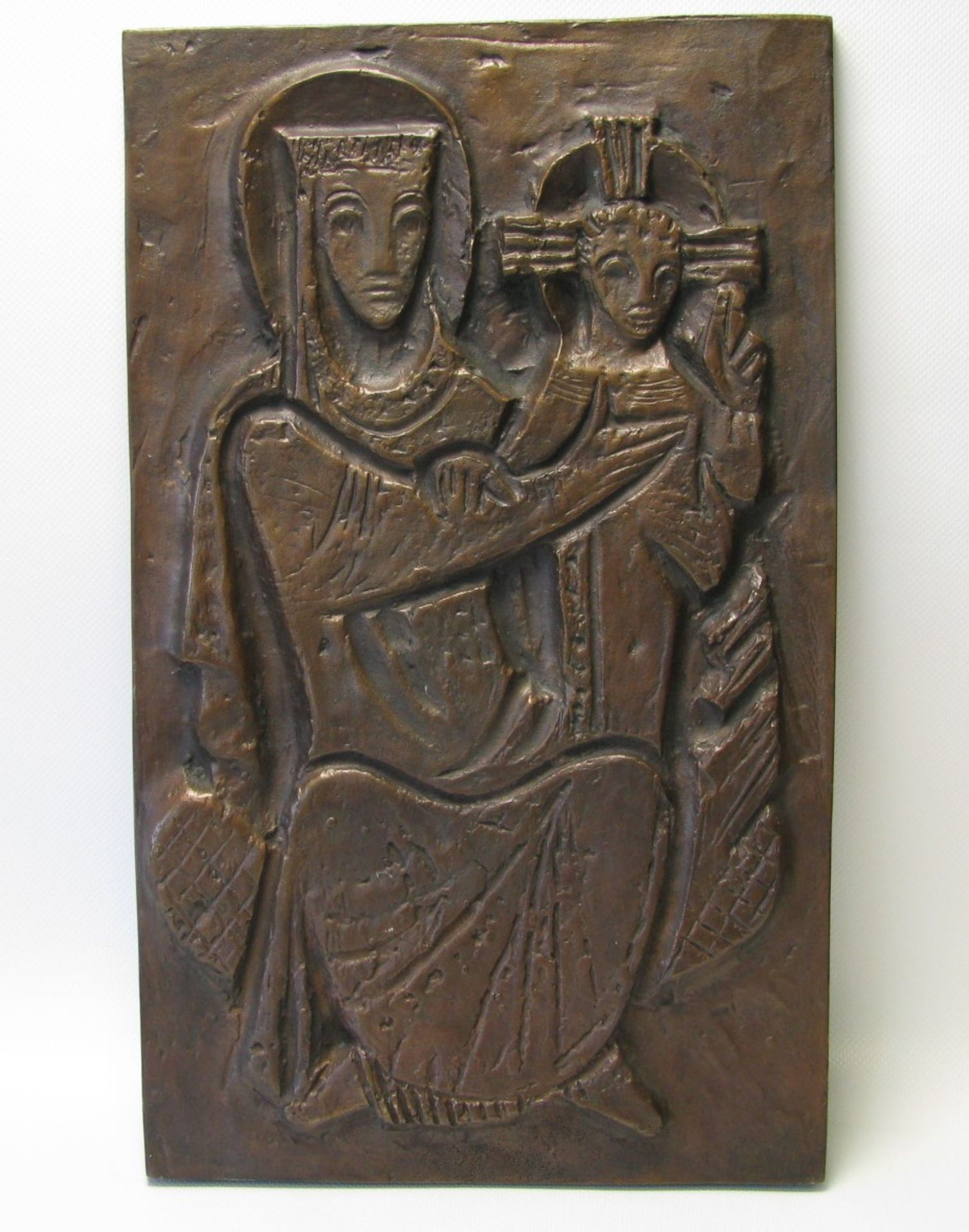 Steidle, Oskar, Schwenninger Bildhauer um 1950, "Maria mit Kind", Bronzeplatte, 40 x 24 cm.