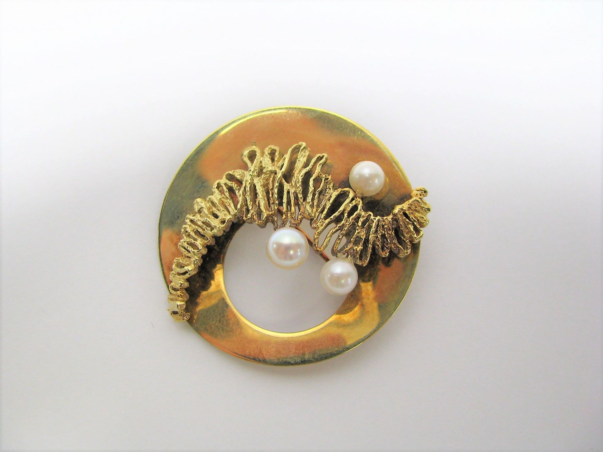 Designer-Brosche/-Anhänger mit 3 Perlen, 585er Gelbgold, gepunzt, 13,2 g, monogr. "SH", d 4,5 cm,