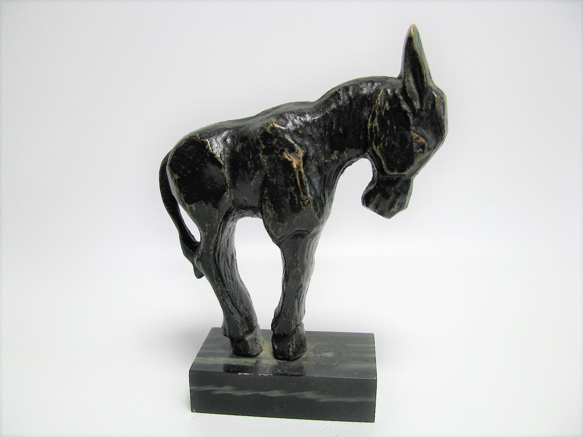 Unbekannt, Kleiner Esel, Bronze patiniert, Marmorsockel, 14,5 x 11 x 4 cm.