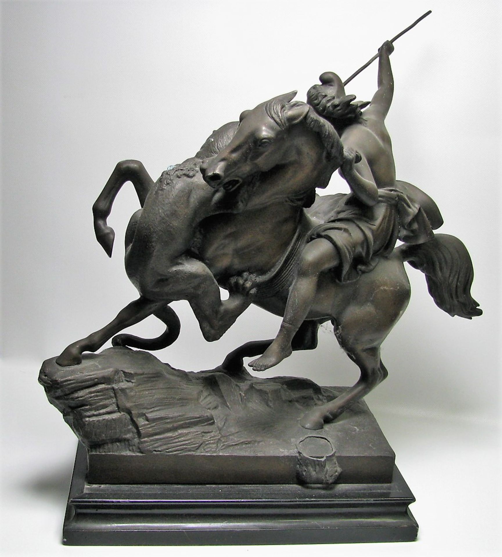 Reiter zu Pferd im Kampf mit dem Löwen, 19. Jahrhundert, Zinkguss, Besch. am Fuß, 50 x 45 x 28 cm. - Bild 2 aus 2