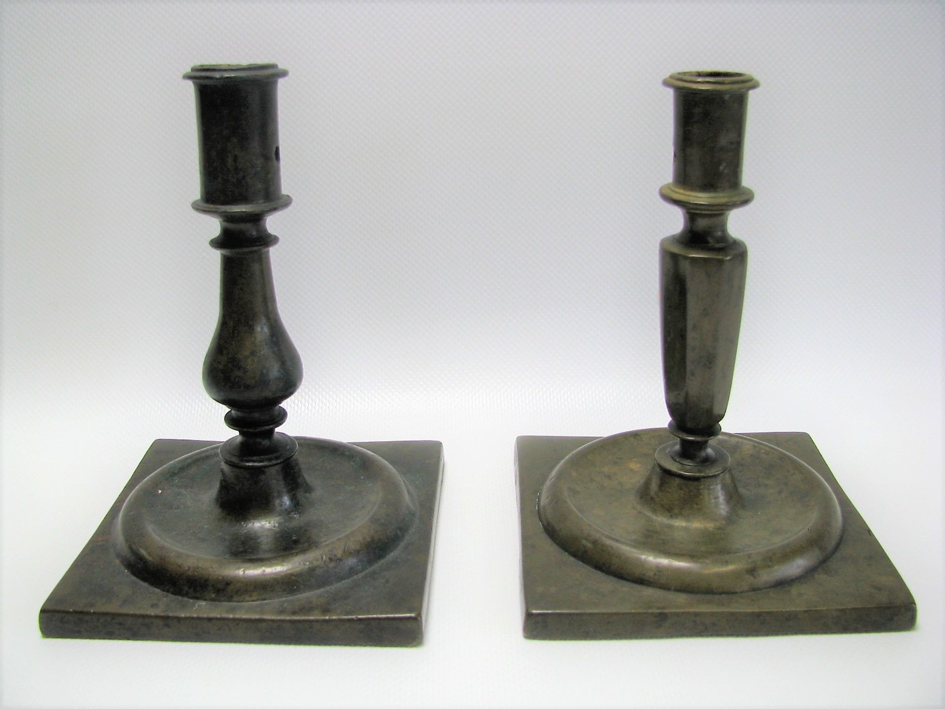 2 antike Kerzenleuchter, 18. Jahrhundert, Bronze, h 15,5 cm, d 11 cm.