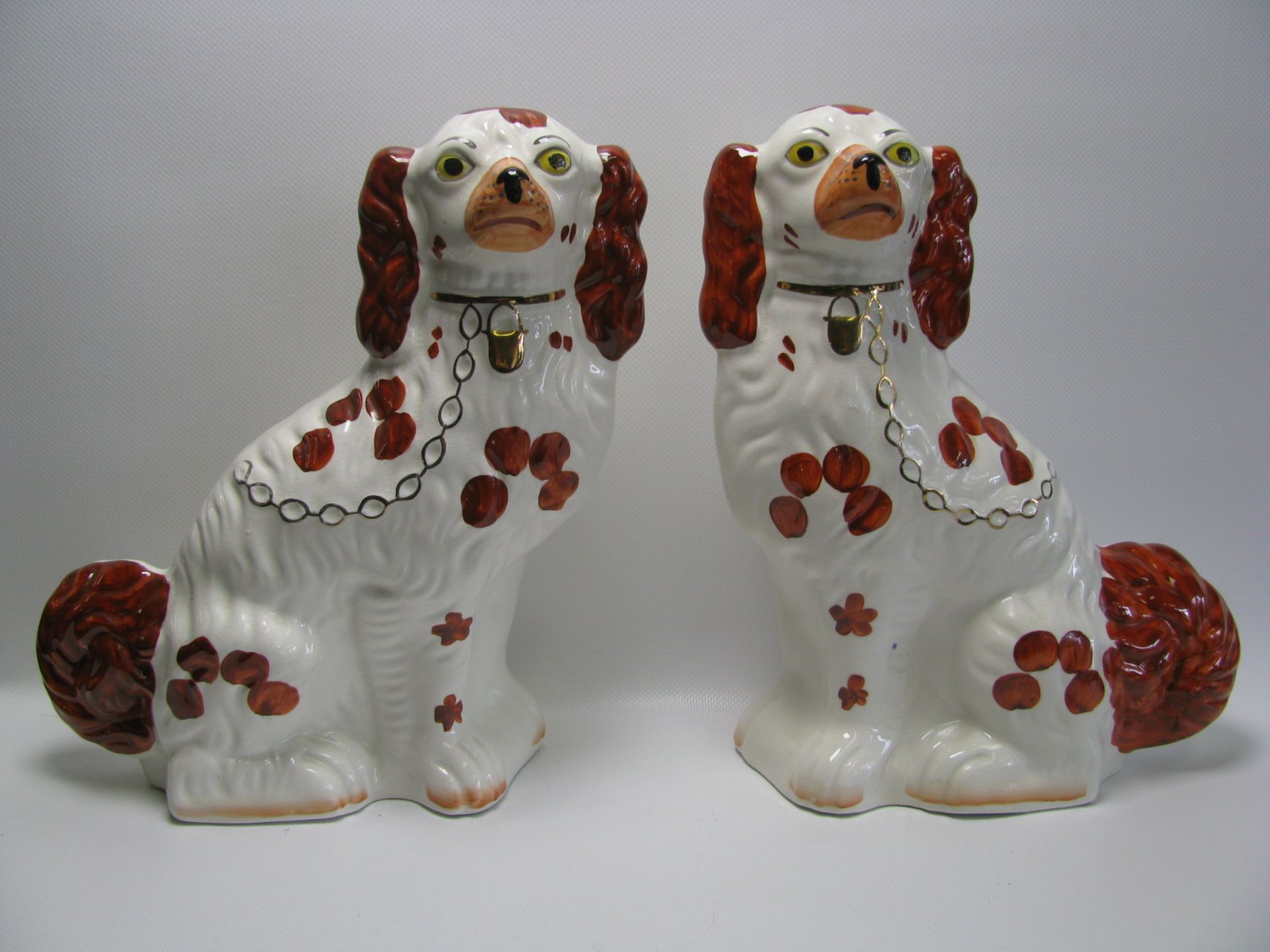Paar Staffordshire Hunde, sog. "Puffhunde", England, Keramik polychrom glasiert, h 30 cm, d 24 cm.