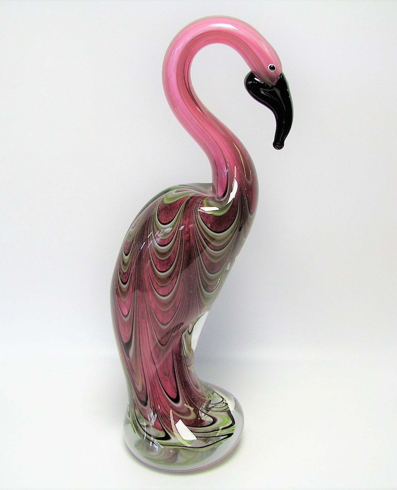 Stehender Flamingo, Murano, Glas mit farbigen Einschmelzungen, h 34 cm, d 15,5 cm.