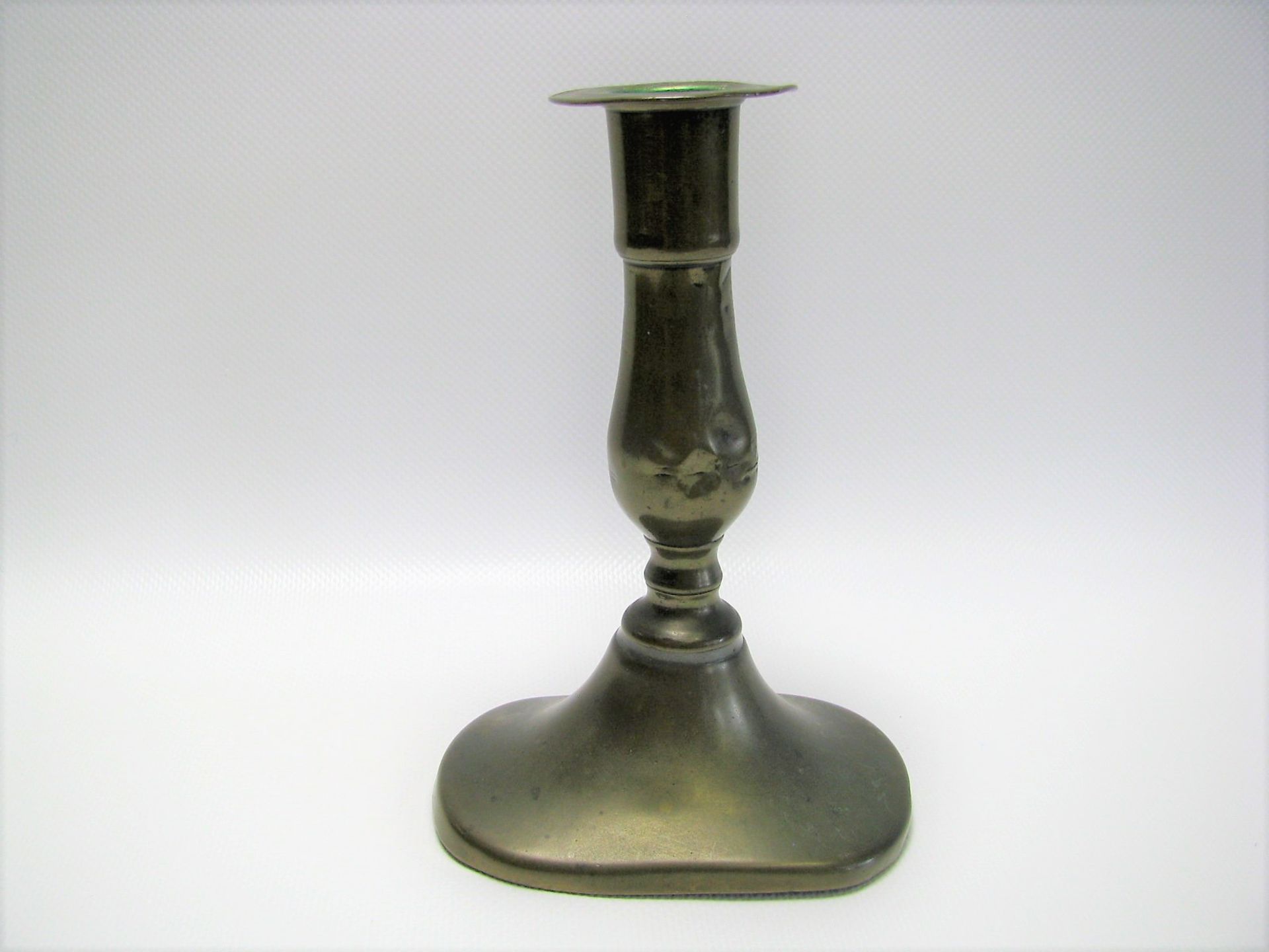 Antiker Kerzenleuchter, um 1820/30, Messing, h 15,5 cm, d 10,5 cm.
