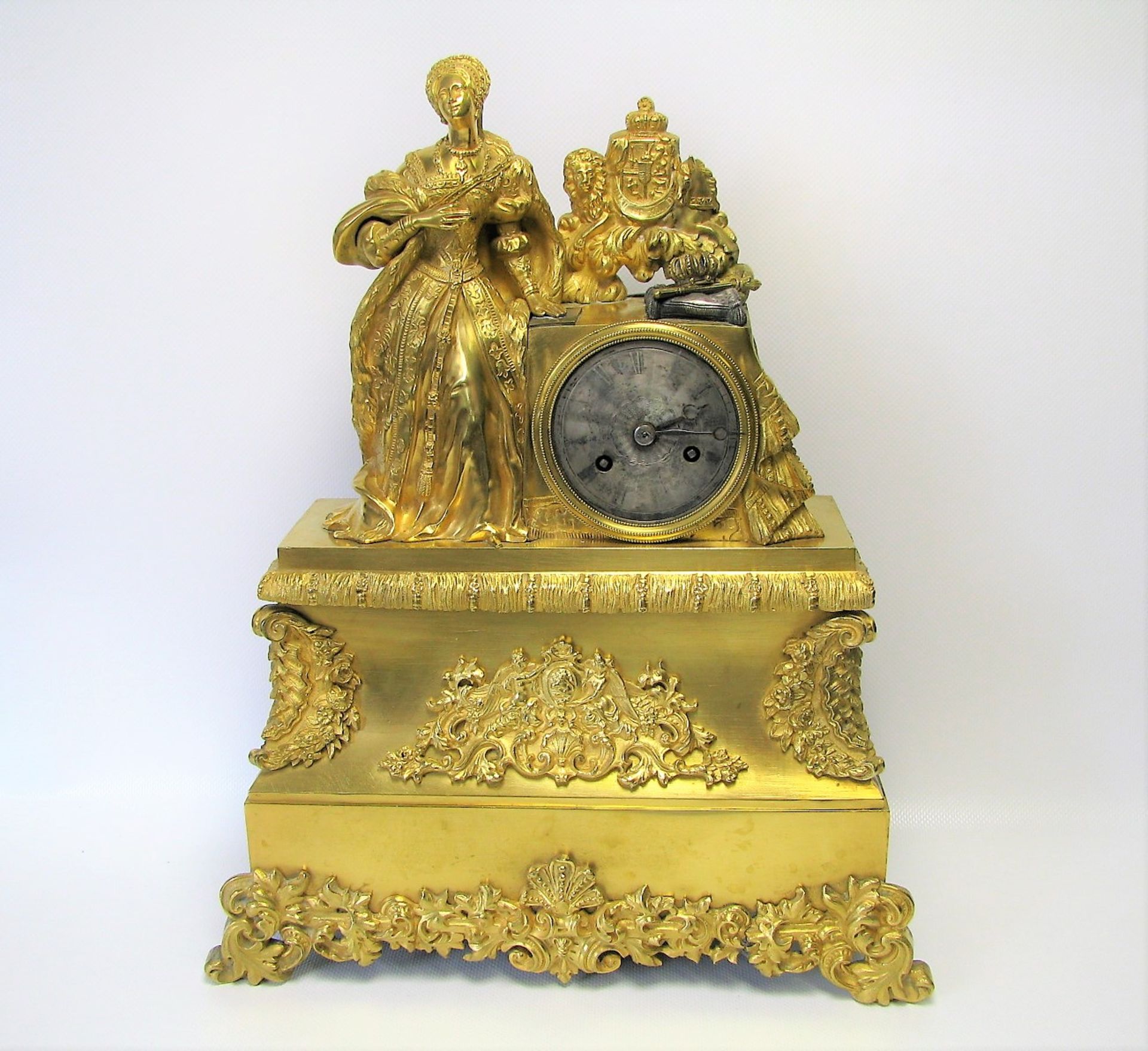 Pendule, Frankreich, um 1820/30, reich verziertes Bronzegehäuse mit Feuervergoldung,
