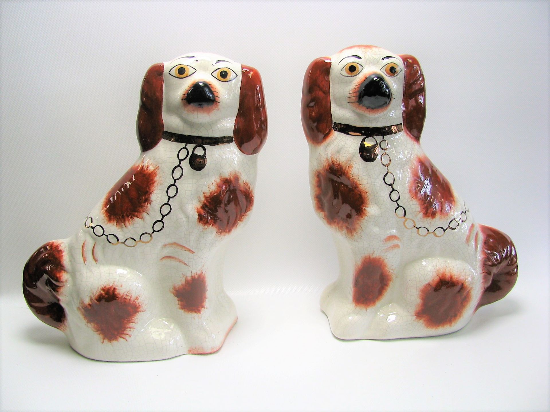 Paar Staffordshire Hunde, sog. "Puffhunde", England, Keramik polychrom glasiert, gem., h 29 cm, d 23