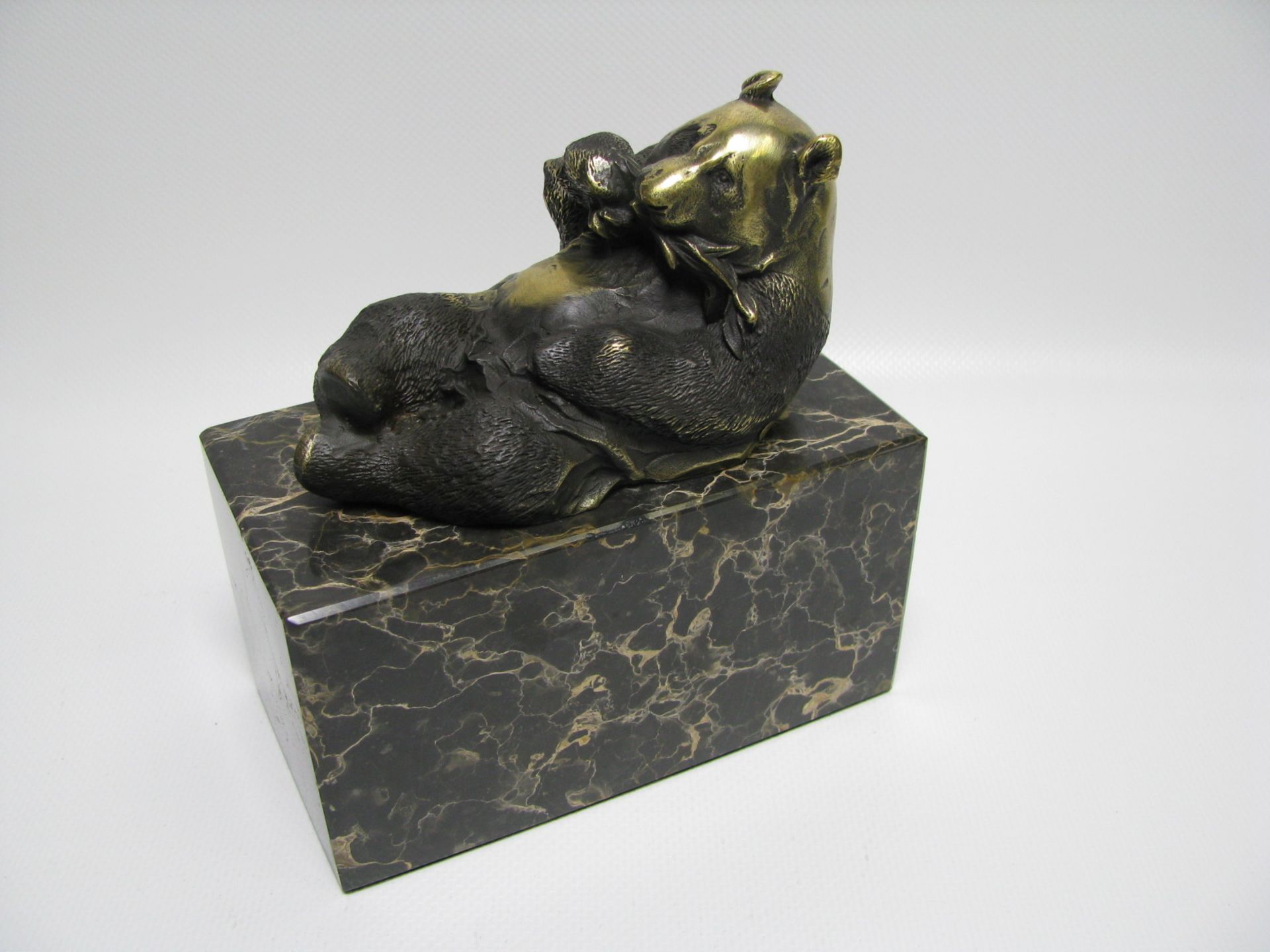 Liegender Pandabär, Bronze, nach Milo, Marmorsockel, Gießerstempel "JB Deposée Paris", 14 x 13 x 7